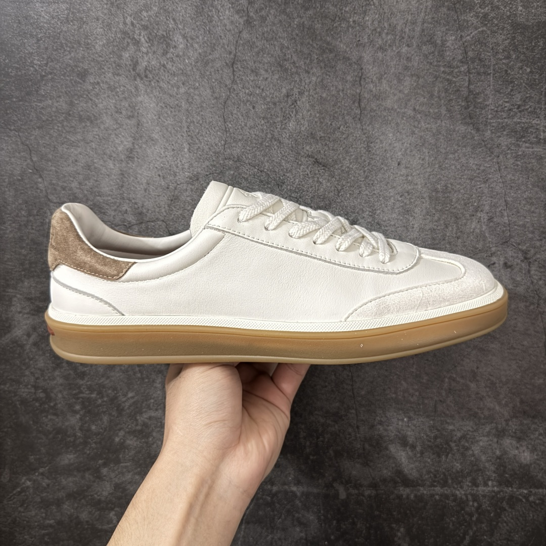 【莞产纯原】Loro Piana LP Tennis Walk Low 生活系列低帮复古百搭德训风休闲运动板鞋 意大利顶级奢侈品牌·诺悠翩雅 这款新款绒面革网球鞋采用超低帮设计 适合全年穿着 并具有防水性能 包边鞋底营造轻松迷人的色彩组合 将功能性与低调个性风格和谐融合 打造都市着装的理想鞋履选择 鞋跟处饰以Kummel色嵌片 柔软小牛皮鞋舌 压印LP徽标 棉质鞋带材质 鞋面：牛剖层绒面革 鞋底：橡胶 衬里：牛皮革 尺码： 39 40 41 42 43 44 45-选品中心