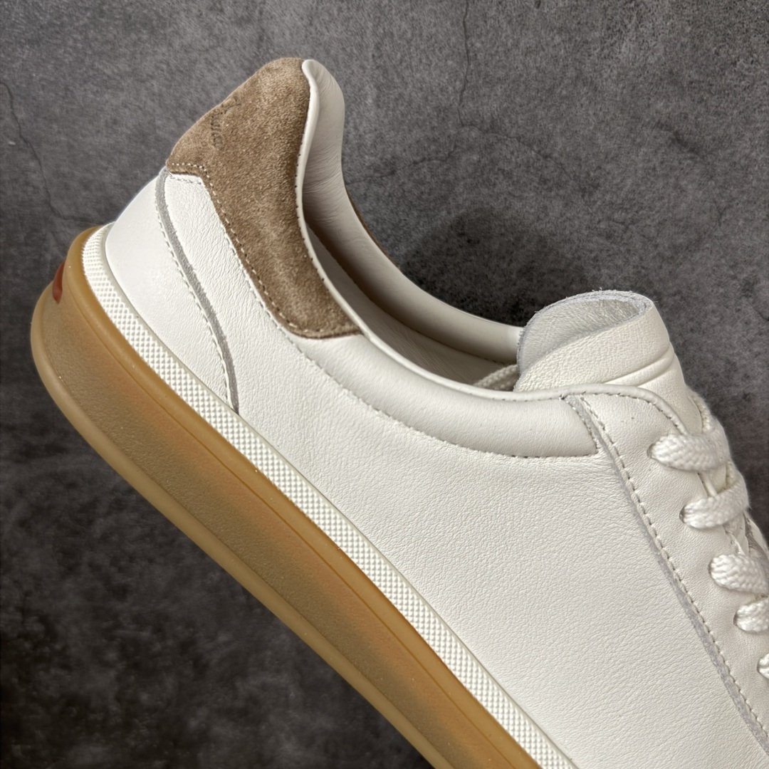 图片[7]-【莞产纯原】Loro Piana LP Tennis Walk Low 生活系列低帮复古百搭德训风休闲运动板鞋 意大利顶级奢侈品牌·诺悠翩雅 这款新款绒面革网球鞋采用超低帮设计 适合全年穿着 并具有防水性能 包边鞋底营造轻松迷人的色彩组合 将功能性与低调个性风格和谐融合 打造都市着装的理想鞋履选择 鞋跟处饰以Kummel色嵌片 柔软小牛皮鞋舌 压印LP徽标 棉质鞋带材质 鞋面：牛剖层绒面革 鞋底：橡胶 衬里：牛皮革 尺码： 39 40 41 42 43 44 45-选品中心