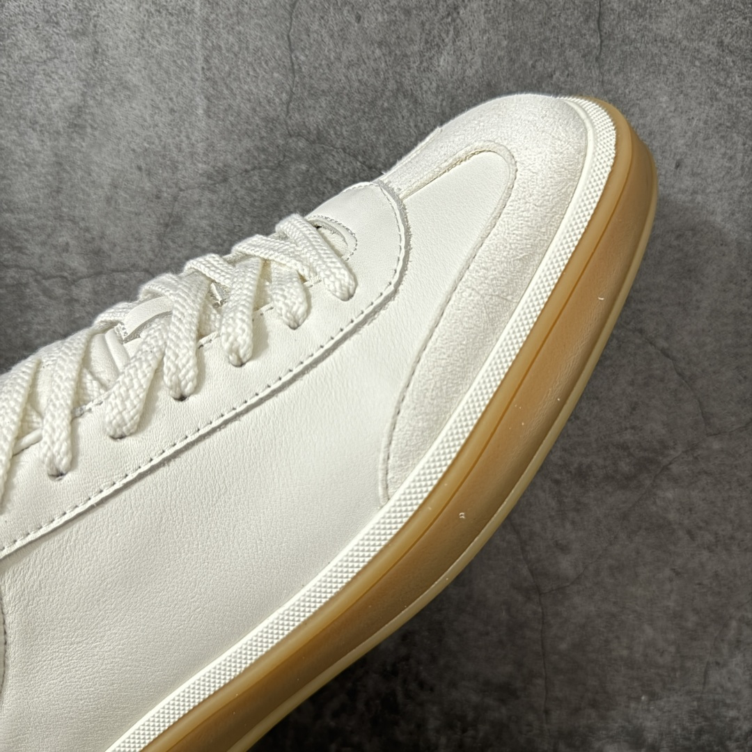 图片[6]-【莞产纯原】Loro Piana LP Tennis Walk Low 生活系列低帮复古百搭德训风休闲运动板鞋 意大利顶级奢侈品牌·诺悠翩雅 这款新款绒面革网球鞋采用超低帮设计 适合全年穿着 并具有防水性能 包边鞋底营造轻松迷人的色彩组合 将功能性与低调个性风格和谐融合 打造都市着装的理想鞋履选择 鞋跟处饰以Kummel色嵌片 柔软小牛皮鞋舌 压印LP徽标 棉质鞋带材质 鞋面：牛剖层绒面革 鞋底：橡胶 衬里：牛皮革 尺码： 39 40 41 42 43 44 45-选品中心