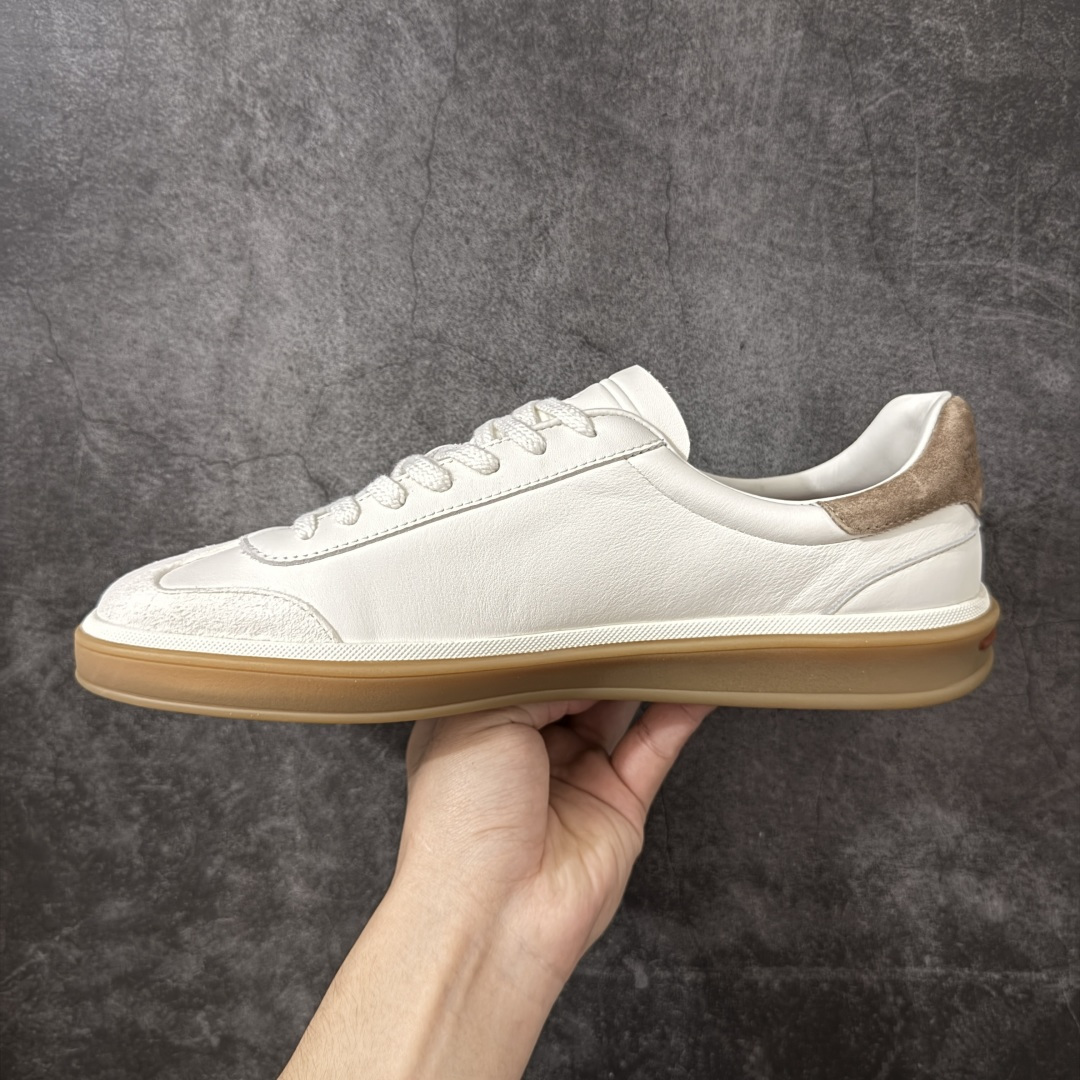 图片[2]-【莞产纯原】Loro Piana LP Tennis Walk Low 生活系列低帮复古百搭德训风休闲运动板鞋 意大利顶级奢侈品牌·诺悠翩雅 这款新款绒面革网球鞋采用超低帮设计 适合全年穿着 并具有防水性能 包边鞋底营造轻松迷人的色彩组合 将功能性与低调个性风格和谐融合 打造都市着装的理想鞋履选择 鞋跟处饰以Kummel色嵌片 柔软小牛皮鞋舌 压印LP徽标 棉质鞋带材质 鞋面：牛剖层绒面革 鞋底：橡胶 衬里：牛皮革 尺码： 39 40 41 42 43 44 45-选品中心