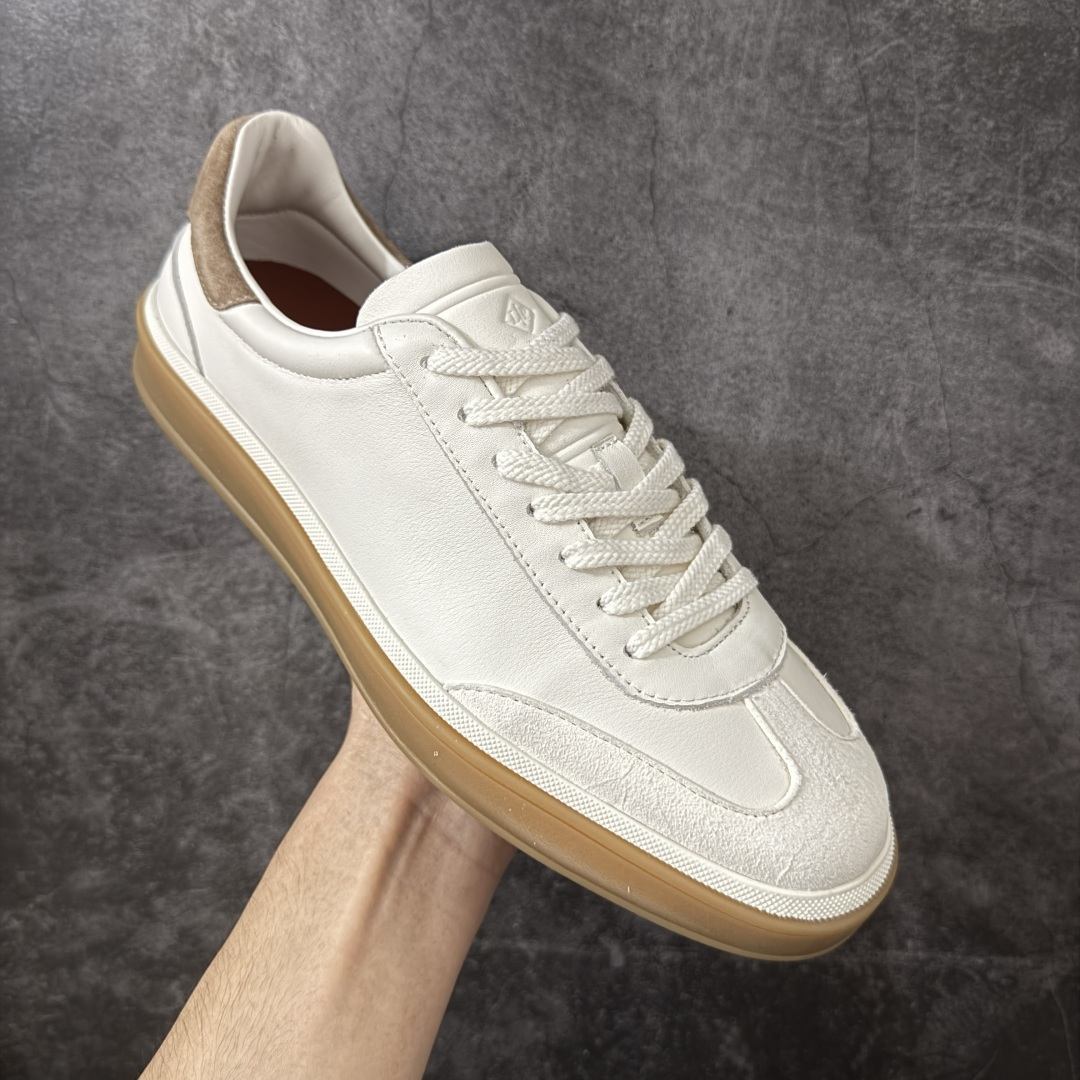 图片[3]-【莞产纯原】Loro Piana LP Tennis Walk Low 生活系列低帮复古百搭德训风休闲运动板鞋 意大利顶级奢侈品牌·诺悠翩雅 这款新款绒面革网球鞋采用超低帮设计 适合全年穿着 并具有防水性能 包边鞋底营造轻松迷人的色彩组合 将功能性与低调个性风格和谐融合 打造都市着装的理想鞋履选择 鞋跟处饰以Kummel色嵌片 柔软小牛皮鞋舌 压印LP徽标 棉质鞋带材质 鞋面：牛剖层绒面革 鞋底：橡胶 衬里：牛皮革 尺码： 39 40 41 42 43 44 45-选品中心