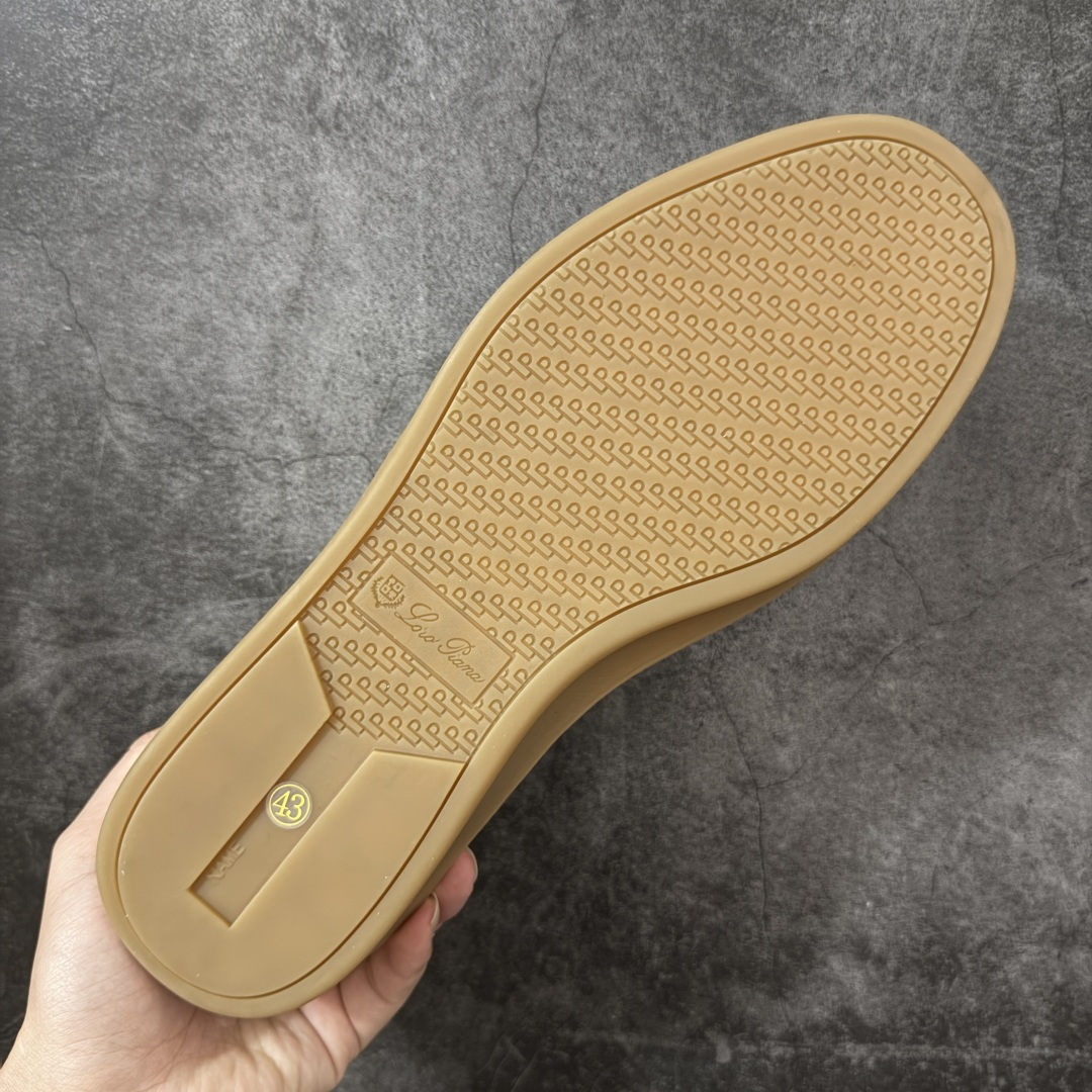 图片[9]-【莞产纯原】Loro Piana LP Tennis Walk Low 生活系列低帮复古百搭德训风休闲运动板鞋 意大利顶级奢侈品牌·诺悠翩雅 这款新款绒面革网球鞋采用超低帮设计 适合全年穿着 并具有防水性能 包边鞋底营造轻松迷人的色彩组合 将功能性与低调个性风格和谐融合 打造都市着装的理想鞋履选择 鞋跟处饰以Kummel色嵌片 柔软小牛皮鞋舌 压印LP徽标 棉质鞋带材质 鞋面：牛剖层绒面革 鞋底：橡胶 衬里：牛皮革 尺码： 39 40 41 42 43 44 45-选品中心