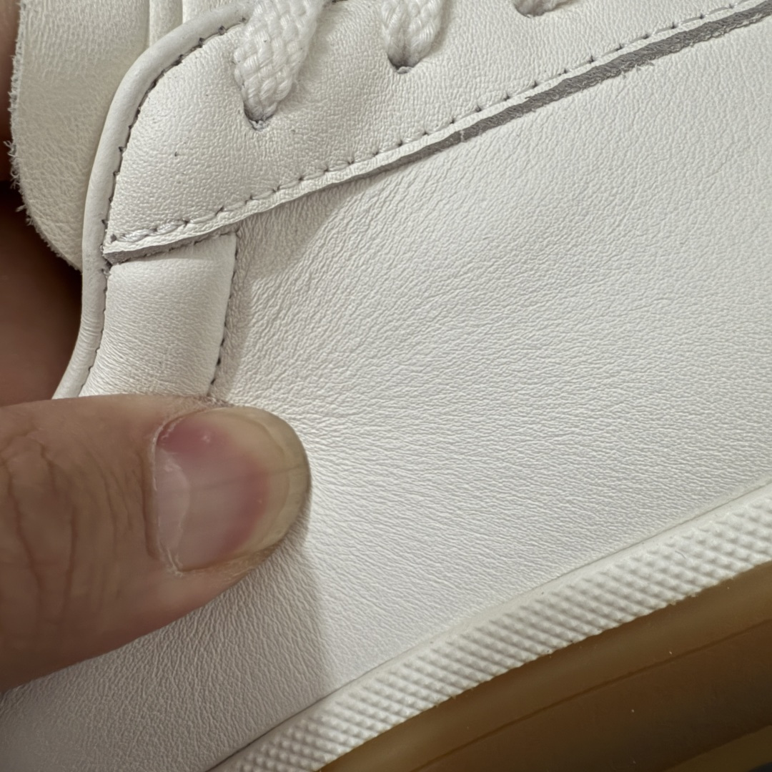 图片[3]-【莞产纯原】Loro Piana LP Tennis Walk Low 生活系列低帮复古百搭德训风休闲运动板鞋 意大利顶级奢侈品牌·诺悠翩雅 这款新款绒面革网球鞋采用超低帮设计 适合全年穿着 并具有防水性能 包边鞋底营造轻松迷人的色彩组合 将功能性与低调个性风格和谐融合 打造都市着装的理想鞋履选择 鞋跟处饰以Kummel色嵌片 柔软小牛皮鞋舌 压印LP徽标 棉质鞋带材质 鞋面：牛剖层绒面革 鞋底：橡胶 衬里：牛皮革 尺码： 39 40 41 42 43 44 45-选品中心