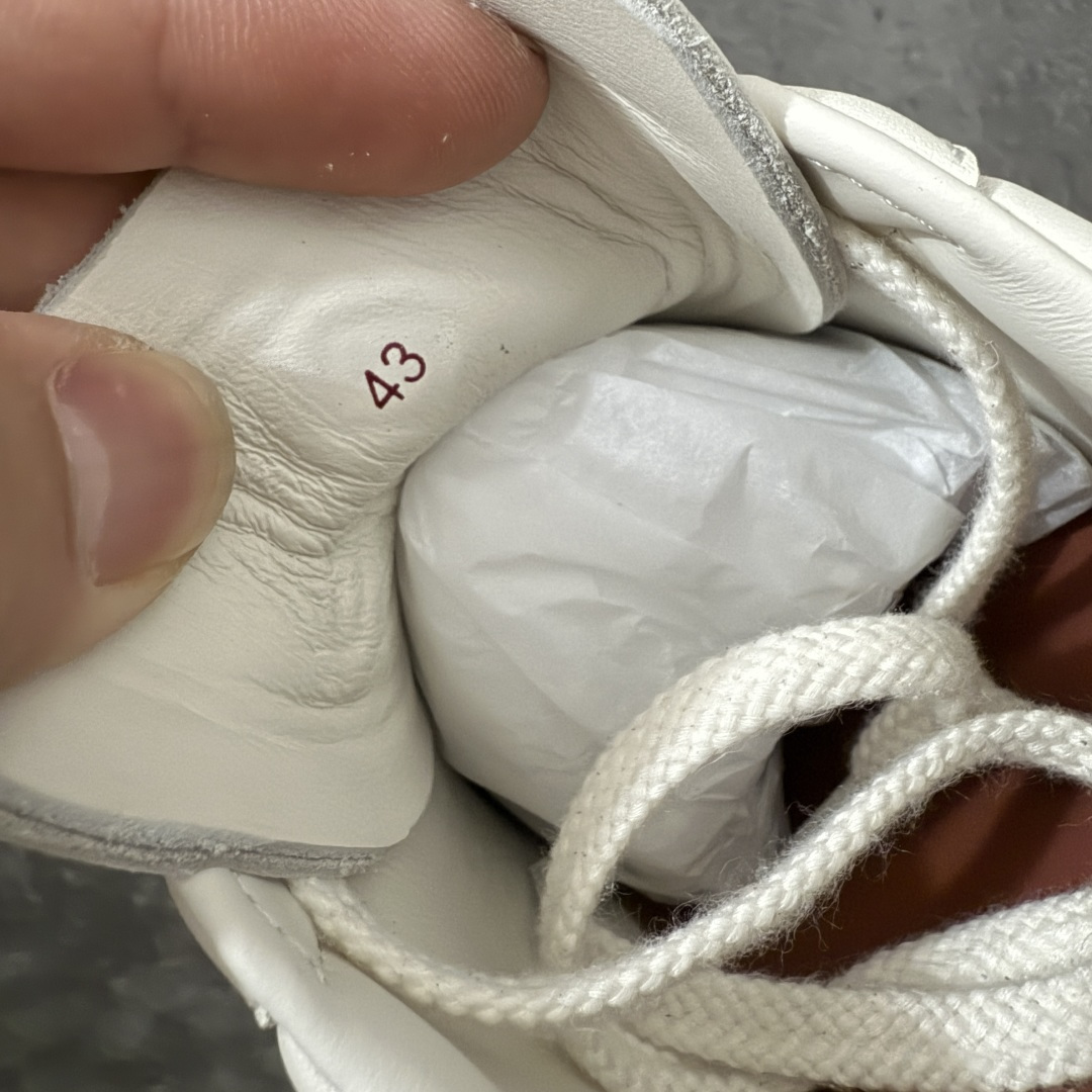 图片[6]-【莞产纯原】Loro Piana LP Tennis Walk Low 生活系列低帮复古百搭德训风休闲运动板鞋 意大利顶级奢侈品牌·诺悠翩雅 这款新款绒面革网球鞋采用超低帮设计 适合全年穿着 并具有防水性能 包边鞋底营造轻松迷人的色彩组合 将功能性与低调个性风格和谐融合 打造都市着装的理想鞋履选择 鞋跟处饰以Kummel色嵌片 柔软小牛皮鞋舌 压印LP徽标 棉质鞋带材质 鞋面：牛剖层绒面革 鞋底：橡胶 衬里：牛皮革 尺码： 39 40 41 42 43 44 45-选品中心