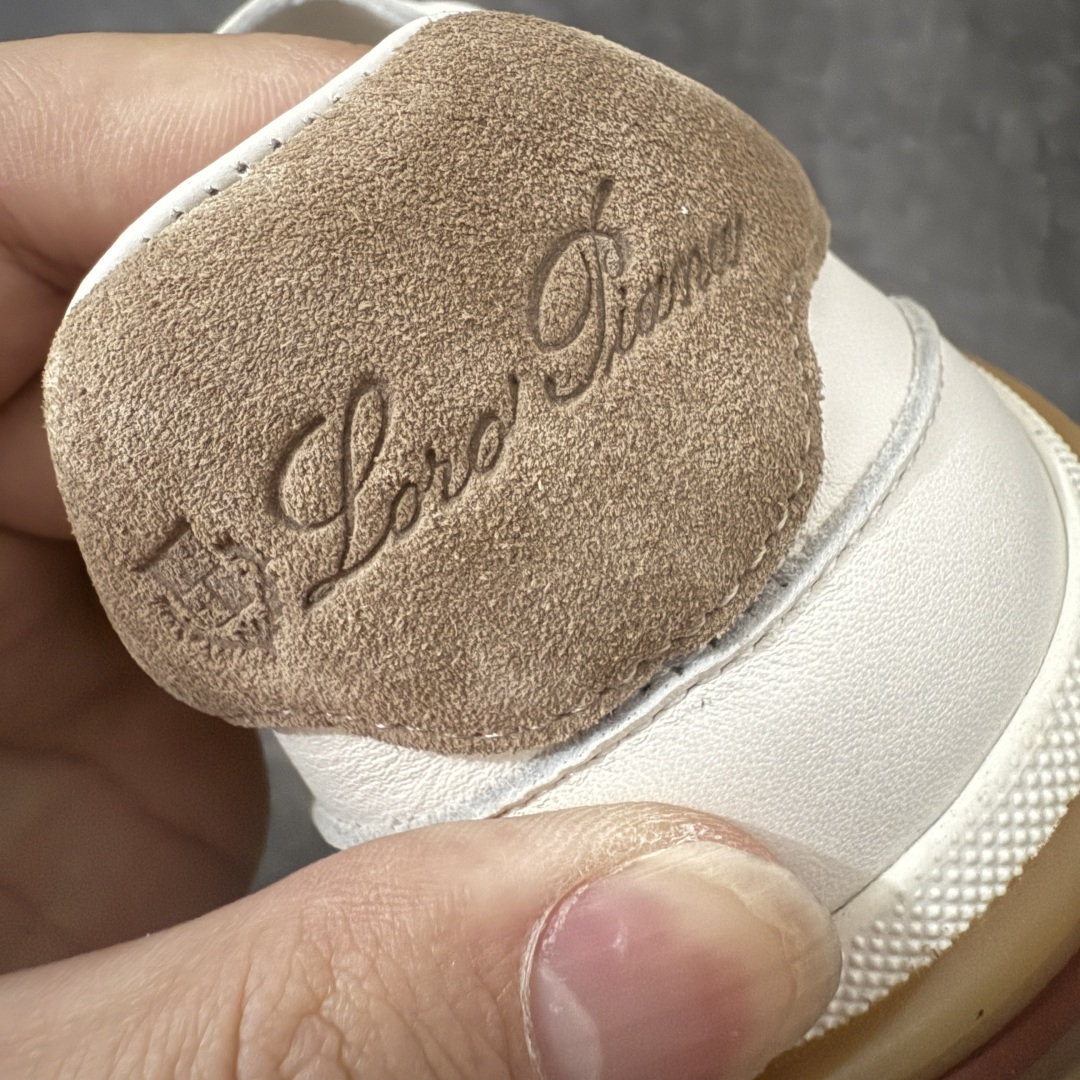 图片[2]-【莞产纯原】Loro Piana LP Tennis Walk Low 生活系列低帮复古百搭德训风休闲运动板鞋 意大利顶级奢侈品牌·诺悠翩雅 这款新款绒面革网球鞋采用超低帮设计 适合全年穿着 并具有防水性能 包边鞋底营造轻松迷人的色彩组合 将功能性与低调个性风格和谐融合 打造都市着装的理想鞋履选择 鞋跟处饰以Kummel色嵌片 柔软小牛皮鞋舌 压印LP徽标 棉质鞋带材质 鞋面：牛剖层绒面革 鞋底：橡胶 衬里：牛皮革 尺码： 39 40 41 42 43 44 45-选品中心