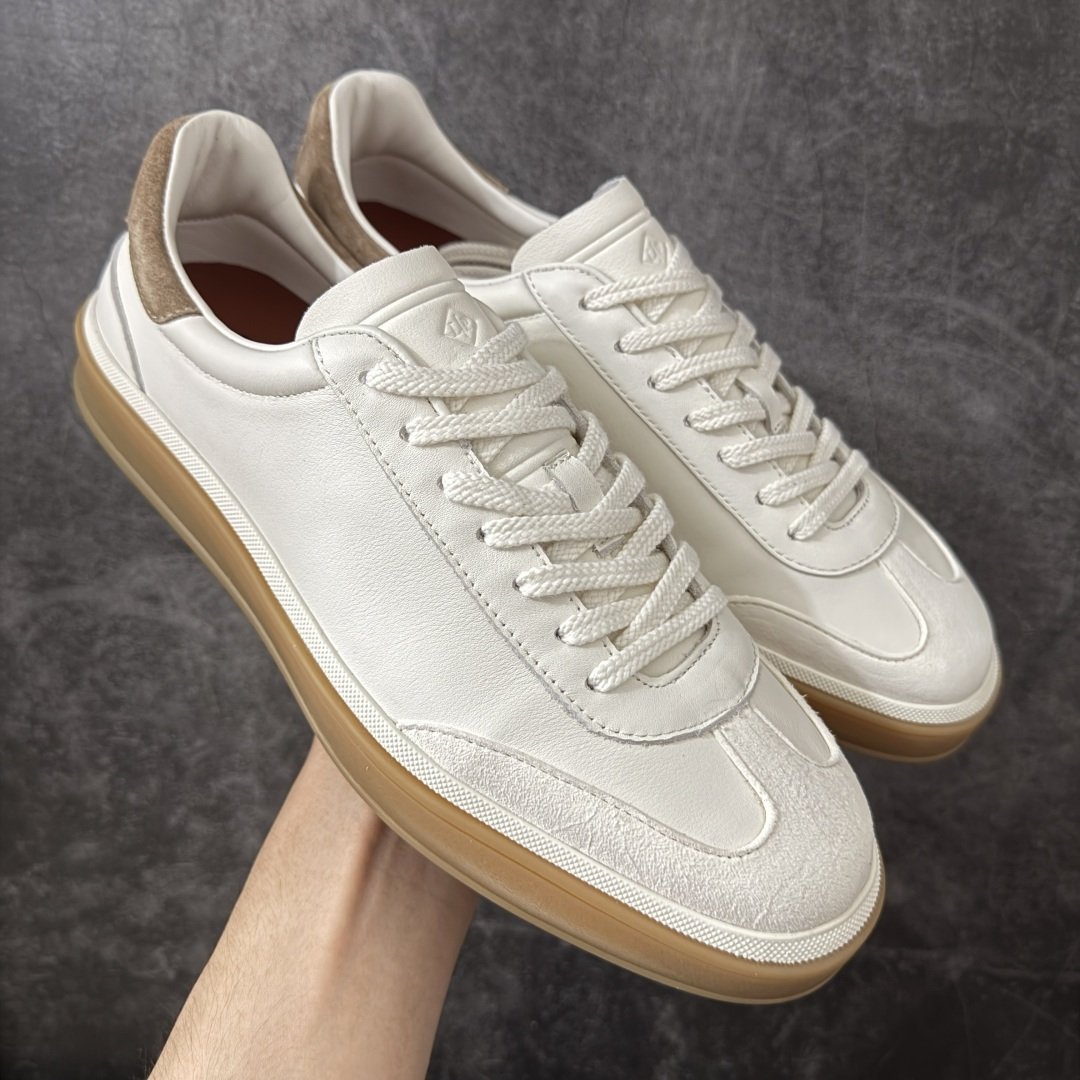 【莞产纯原】Loro Piana LP Tennis Walk Low 生活系列低帮复古百搭德训风休闲运动板鞋 意大利顶级奢侈品牌·诺悠翩雅 这款新款绒面革网球鞋采用超低帮设计 适合全年穿着 并具有防水性能 包边鞋底营造轻松迷人的色彩组合 将功能性与低调个性风格和谐融合 打造都市着装的理想鞋履选择 鞋跟处饰以Kummel色嵌片 柔软小牛皮鞋舌 压印LP徽标 棉质鞋带材质 鞋面：牛剖层绒面革 鞋底：橡胶 衬里：牛皮革 尺码： 39 40 41 42 43 44 45-选品中心