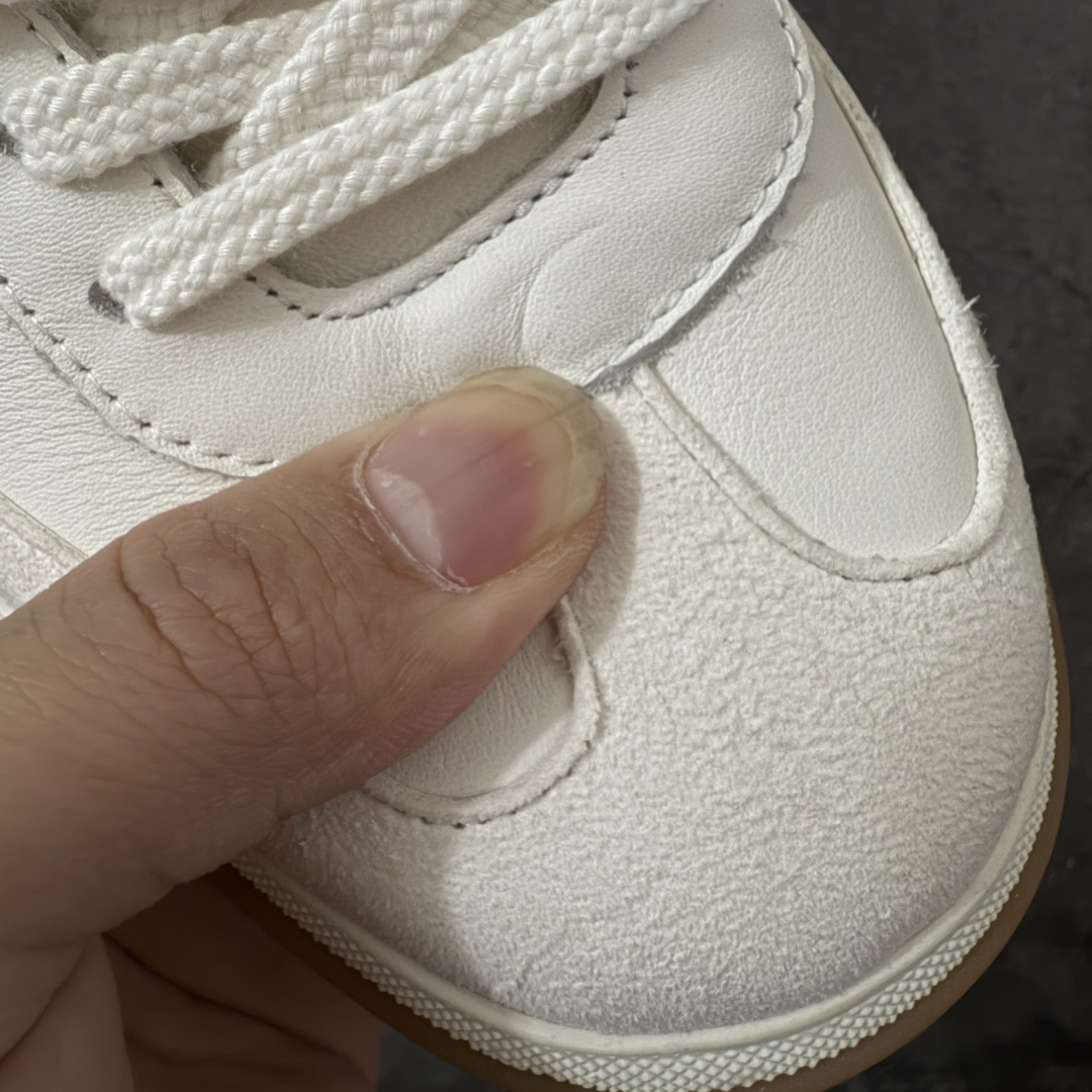 图片[4]-【莞产纯原】Loro Piana LP Tennis Walk Low 生活系列低帮复古百搭德训风休闲运动板鞋 意大利顶级奢侈品牌·诺悠翩雅 这款新款绒面革网球鞋采用超低帮设计 适合全年穿着 并具有防水性能 包边鞋底营造轻松迷人的色彩组合 将功能性与低调个性风格和谐融合 打造都市着装的理想鞋履选择 鞋跟处饰以Kummel色嵌片 柔软小牛皮鞋舌 压印LP徽标 棉质鞋带材质 鞋面：牛剖层绒面革 鞋底：橡胶 衬里：牛皮革 尺码： 39 40 41 42 43 44 45-选品中心