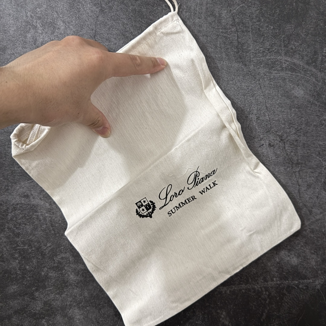 图片[8]-【莞产纯原】Loro Piana LP Tennis Walk Low 生活系列低帮复古百搭德训风休闲运动板鞋 意大利顶级奢侈品牌·诺悠翩雅 这款新款绒面革网球鞋采用超低帮设计 适合全年穿着 并具有防水性能 包边鞋底营造轻松迷人的色彩组合 将功能性与低调个性风格和谐融合 打造都市着装的理想鞋履选择 鞋跟处饰以Kummel色嵌片 柔软小牛皮鞋舌 压印LP徽标 棉质鞋带材质 鞋面：牛剖层绒面革 鞋底：橡胶 衬里：牛皮革 尺码： 39 40 41 42 43 44 45-选品中心
