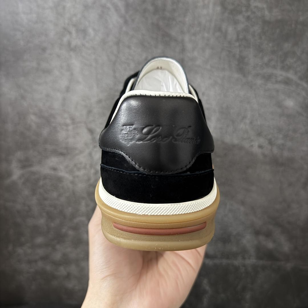 图片[4]-【莞产纯原】Loro Piana LP Tennis Walk Low 生活系列低帮复古百搭德训风休闲运动板鞋 意大利顶级奢侈品牌·诺悠翩雅 这款新款绒面革网球鞋采用超低帮设计 适合全年穿着 并具有防水性能 包边鞋底营造轻松迷人的色彩组合 将功能性与低调个性风格和谐融合 打造都市着装的理想鞋履选择 鞋跟处饰以Kummel色嵌片 柔软小牛皮鞋舌 压印LP徽标 棉质鞋带材质 鞋面：牛剖层绒面革 鞋底：橡胶 衬里：牛皮革 尺码： 39 40 41 42 43 44 45-选品中心