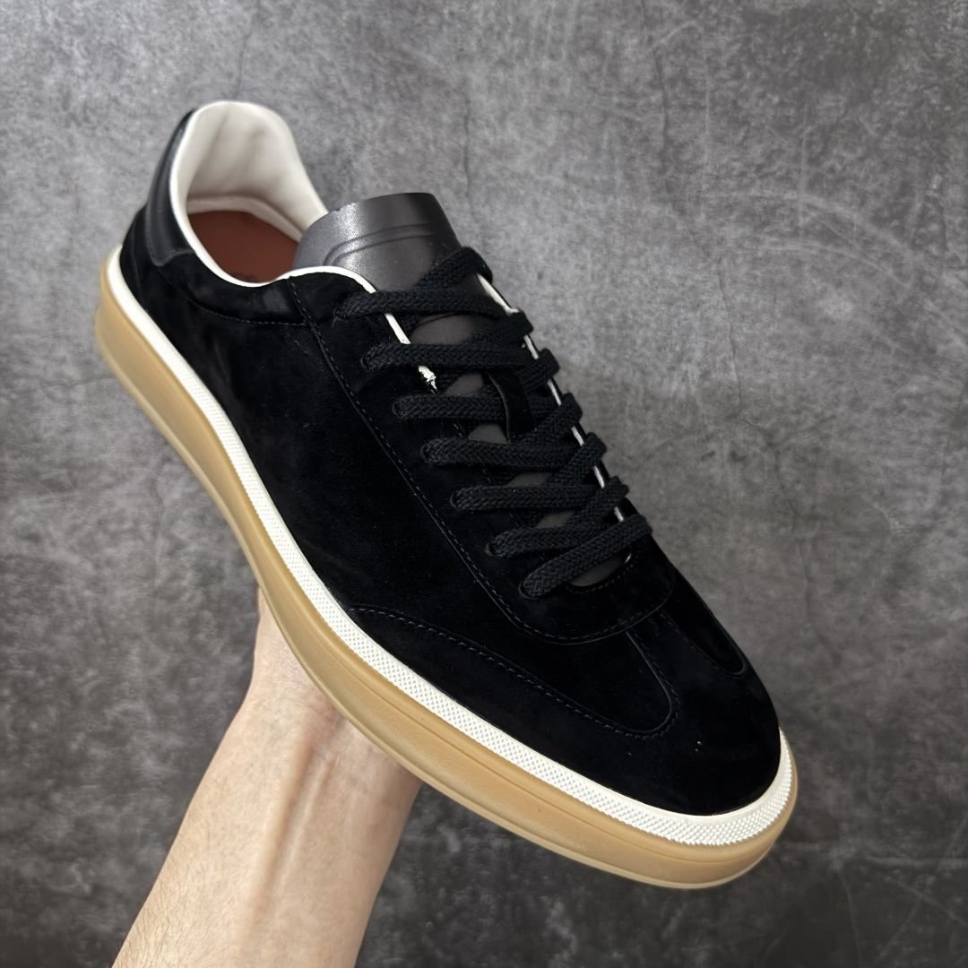 图片[3]-【莞产纯原】Loro Piana LP Tennis Walk Low 生活系列低帮复古百搭德训风休闲运动板鞋 意大利顶级奢侈品牌·诺悠翩雅 这款新款绒面革网球鞋采用超低帮设计 适合全年穿着 并具有防水性能 包边鞋底营造轻松迷人的色彩组合 将功能性与低调个性风格和谐融合 打造都市着装的理想鞋履选择 鞋跟处饰以Kummel色嵌片 柔软小牛皮鞋舌 压印LP徽标 棉质鞋带材质 鞋面：牛剖层绒面革 鞋底：橡胶 衬里：牛皮革 尺码： 39 40 41 42 43 44 45-选品中心