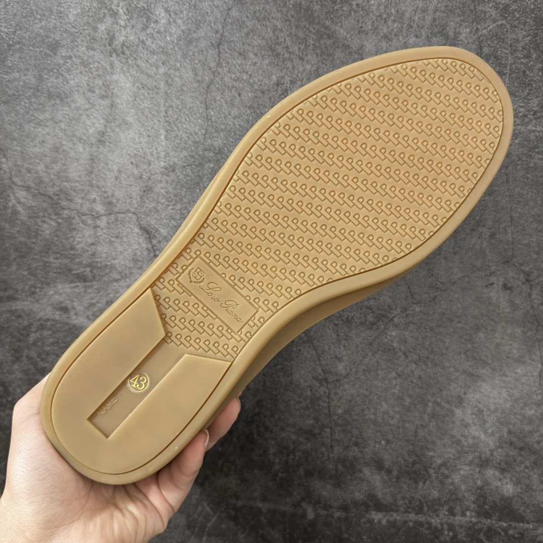 图片[9]-【莞产纯原】Loro Piana LP Tennis Walk Low 生活系列低帮复古百搭德训风休闲运动板鞋 意大利顶级奢侈品牌·诺悠翩雅 这款新款绒面革网球鞋采用超低帮设计 适合全年穿着 并具有防水性能 包边鞋底营造轻松迷人的色彩组合 将功能性与低调个性风格和谐融合 打造都市着装的理想鞋履选择 鞋跟处饰以Kummel色嵌片 柔软小牛皮鞋舌 压印LP徽标 棉质鞋带材质 鞋面：牛剖层绒面革 鞋底：橡胶 衬里：牛皮革 尺码： 39 40 41 42 43 44 45-选品中心