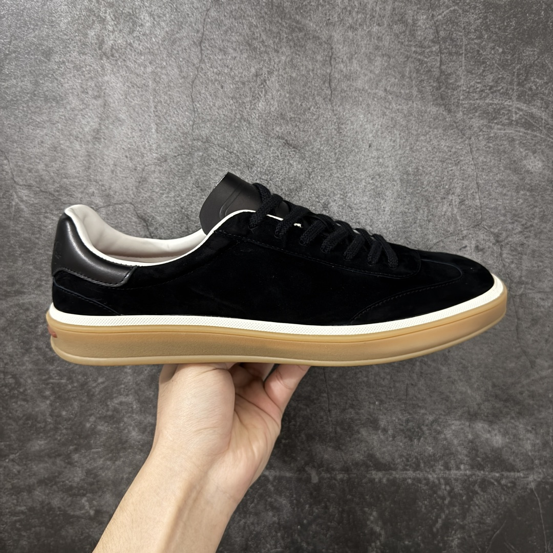 【莞产纯原】Loro Piana LP Tennis Walk Low 生活系列低帮复古百搭德训风休闲运动板鞋 意大利顶级奢侈品牌·诺悠翩雅 这款新款绒面革网球鞋采用超低帮设计 适合全年穿着 并具有防水性能 包边鞋底营造轻松迷人的色彩组合 将功能性与低调个性风格和谐融合 打造都市着装的理想鞋履选择 鞋跟处饰以Kummel色嵌片 柔软小牛皮鞋舌 压印LP徽标 棉质鞋带材质 鞋面：牛剖层绒面革 鞋底：橡胶 衬里：牛皮革 尺码： 39 40 41 42 43 44 45-选品中心