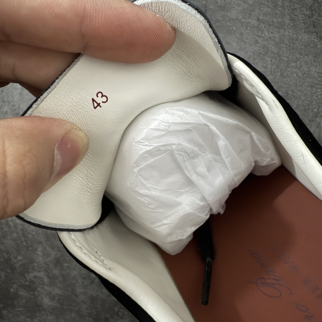 图片[6]-【莞产纯原】Loro Piana LP Tennis Walk Low 生活系列低帮复古百搭德训风休闲运动板鞋 意大利顶级奢侈品牌·诺悠翩雅 这款新款绒面革网球鞋采用超低帮设计 适合全年穿着 并具有防水性能 包边鞋底营造轻松迷人的色彩组合 将功能性与低调个性风格和谐融合 打造都市着装的理想鞋履选择 鞋跟处饰以Kummel色嵌片 柔软小牛皮鞋舌 压印LP徽标 棉质鞋带材质 鞋面：牛剖层绒面革 鞋底：橡胶 衬里：牛皮革 尺码： 39 40 41 42 43 44 45-选品中心