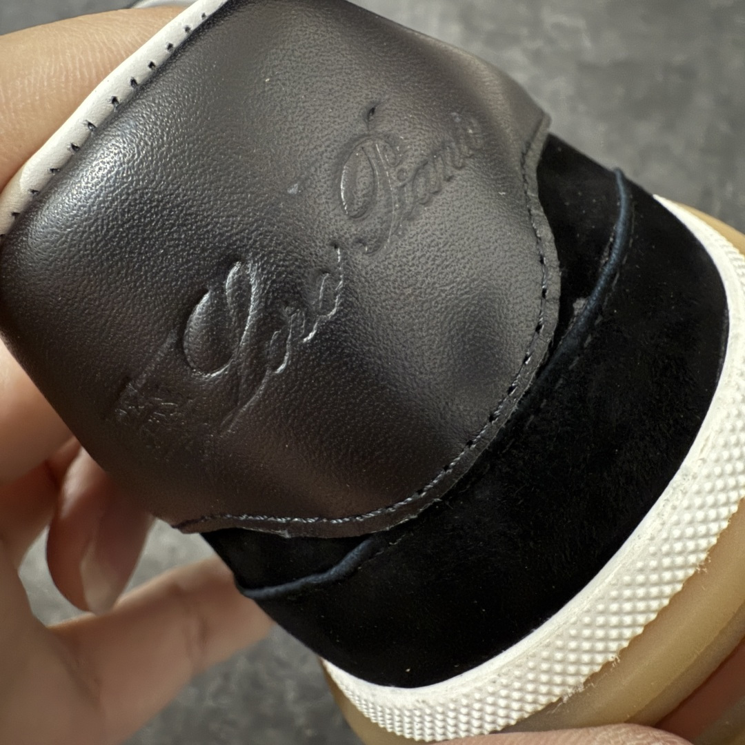 图片[2]-【莞产纯原】Loro Piana LP Tennis Walk Low 生活系列低帮复古百搭德训风休闲运动板鞋 意大利顶级奢侈品牌·诺悠翩雅 这款新款绒面革网球鞋采用超低帮设计 适合全年穿着 并具有防水性能 包边鞋底营造轻松迷人的色彩组合 将功能性与低调个性风格和谐融合 打造都市着装的理想鞋履选择 鞋跟处饰以Kummel色嵌片 柔软小牛皮鞋舌 压印LP徽标 棉质鞋带材质 鞋面：牛剖层绒面革 鞋底：橡胶 衬里：牛皮革 尺码： 39 40 41 42 43 44 45-选品中心