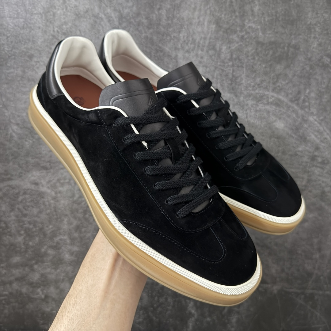 【莞产纯原】Loro Piana LP Tennis Walk Low 生活系列低帮复古百搭德训风休闲运动板鞋 意大利顶级奢侈品牌·诺悠翩雅 这款新款绒面革网球鞋采用超低帮设计 适合全年穿着 并具有防水性能 包边鞋底营造轻松迷人的色彩组合 将功能性与低调个性风格和谐融合 打造都市着装的理想鞋履选择 鞋跟处饰以Kummel色嵌片 柔软小牛皮鞋舌 压印LP徽标 棉质鞋带材质 鞋面：牛剖层绒面革 鞋底：橡胶 衬里：牛皮革 尺码： 39 40 41 42 43 44 45-选品中心