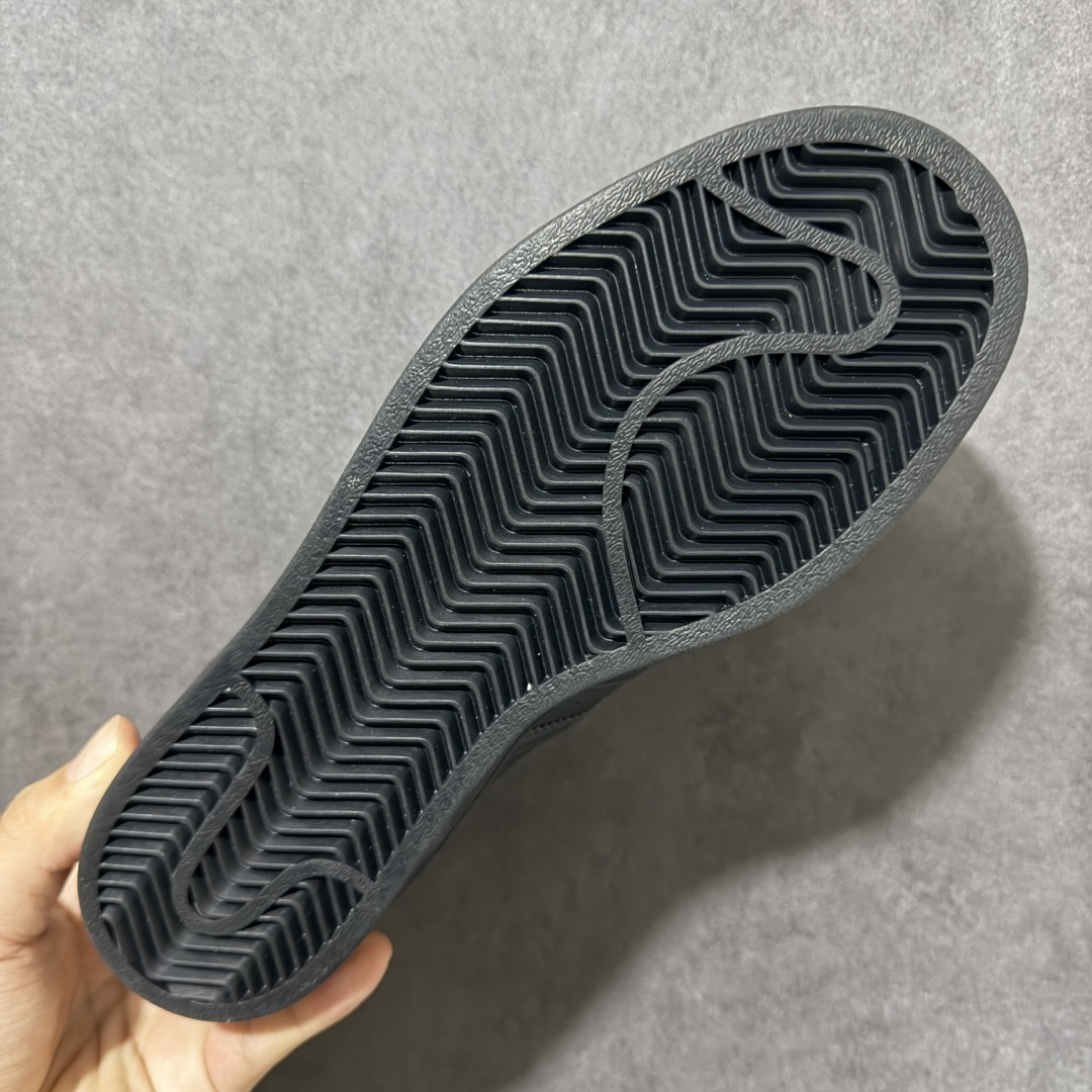 图片[9]-【H11顶级头层版】adidas originals Superstar 2 贝壳头 简约经典 舒适时尚 复古板鞋 男女同款 黑白 货号：EG4957 全新升级版 皮料改进至头层原厂皮 原盒 原底原料 开模打造 原厂织唛鞋标 高精密准度 原楦原纸板开发 匹配原版98%以上 后跟垫棉独家呈现 反口里弧度正确 原厂鞋垫 背胶 后跟电绣针数 与正品一致 原厂皮料 原厂车缝线 质感无敌 皮料切割干净 无任何毛边 清洁度细节完美 进口港宝加持 后跟自然饱满 还原公司包裹性 鞋面采用原装数据贴合技术 全方位贴合包裹脚型 鞋跟部鞋底牵引设计 提供强大的抓地性能 更适应不同实战场地路面 尺码：35.5 36 36.5 37.5 38 38.5 39 40 40.5 41 42 42.5 43 44 45-选品中心