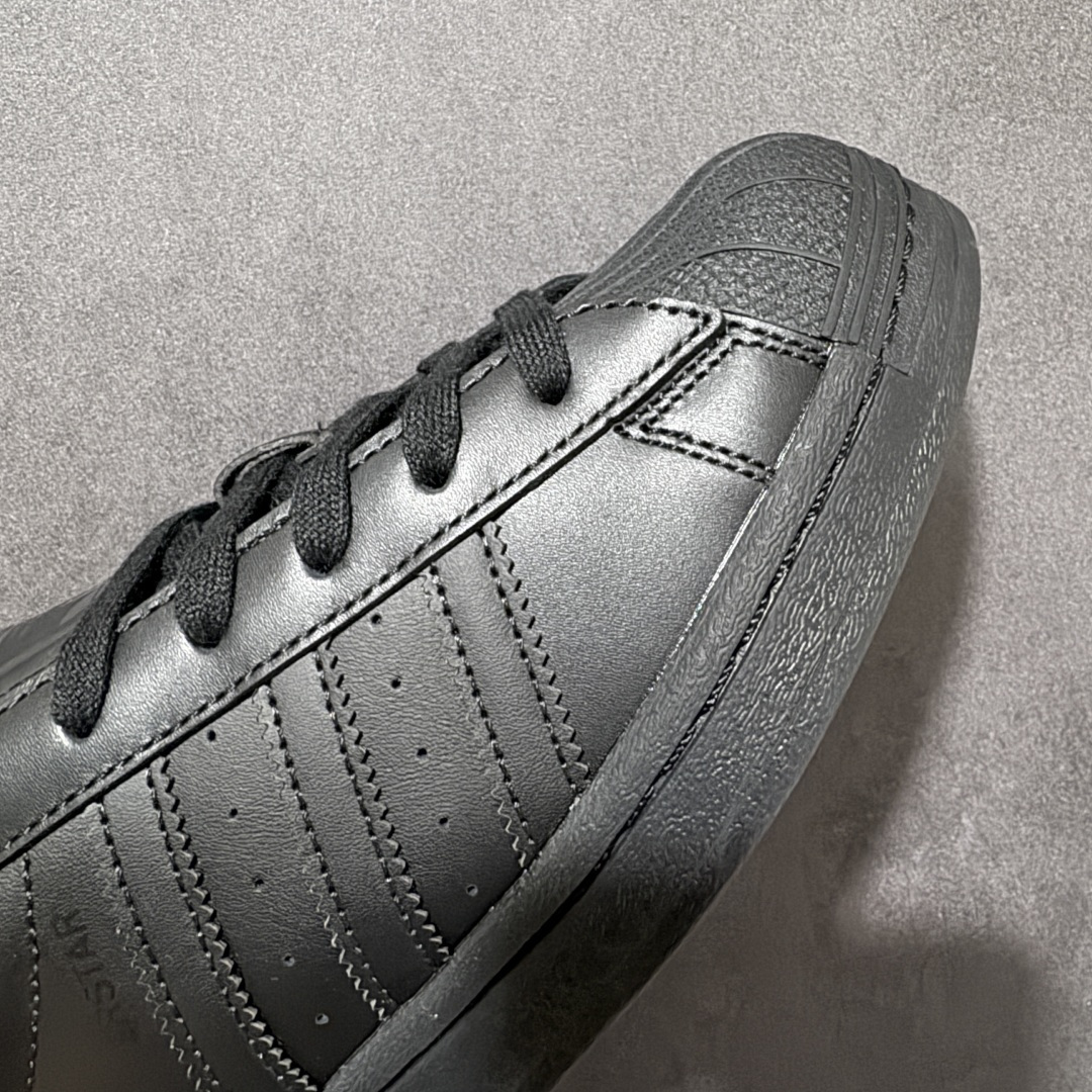 图片[8]-【H11顶级头层版】adidas originals Superstar 2 贝壳头 简约经典 舒适时尚 复古板鞋 男女同款 黑白 货号：EG4957 全新升级版 皮料改进至头层原厂皮 原盒 原底原料 开模打造 原厂织唛鞋标 高精密准度 原楦原纸板开发 匹配原版98%以上 后跟垫棉独家呈现 反口里弧度正确 原厂鞋垫 背胶 后跟电绣针数 与正品一致 原厂皮料 原厂车缝线 质感无敌 皮料切割干净 无任何毛边 清洁度细节完美 进口港宝加持 后跟自然饱满 还原公司包裹性 鞋面采用原装数据贴合技术 全方位贴合包裹脚型 鞋跟部鞋底牵引设计 提供强大的抓地性能 更适应不同实战场地路面 尺码：35.5 36 36.5 37.5 38 38.5 39 40 40.5 41 42 42.5 43 44 45-选品中心