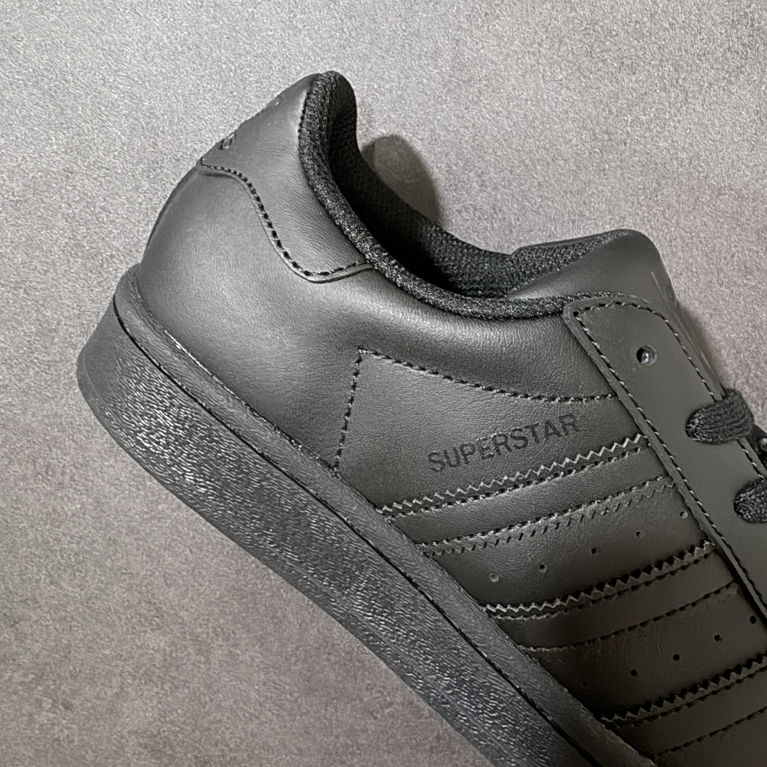 图片[7]-【H11顶级头层版】adidas originals Superstar 2 贝壳头 简约经典 舒适时尚 复古板鞋 男女同款 黑白 货号：EG4957 全新升级版 皮料改进至头层原厂皮 原盒 原底原料 开模打造 原厂织唛鞋标 高精密准度 原楦原纸板开发 匹配原版98%以上 后跟垫棉独家呈现 反口里弧度正确 原厂鞋垫 背胶 后跟电绣针数 与正品一致 原厂皮料 原厂车缝线 质感无敌 皮料切割干净 无任何毛边 清洁度细节完美 进口港宝加持 后跟自然饱满 还原公司包裹性 鞋面采用原装数据贴合技术 全方位贴合包裹脚型 鞋跟部鞋底牵引设计 提供强大的抓地性能 更适应不同实战场地路面 尺码：35.5 36 36.5 37.5 38 38.5 39 40 40.5 41 42 42.5 43 44 45-选品中心
