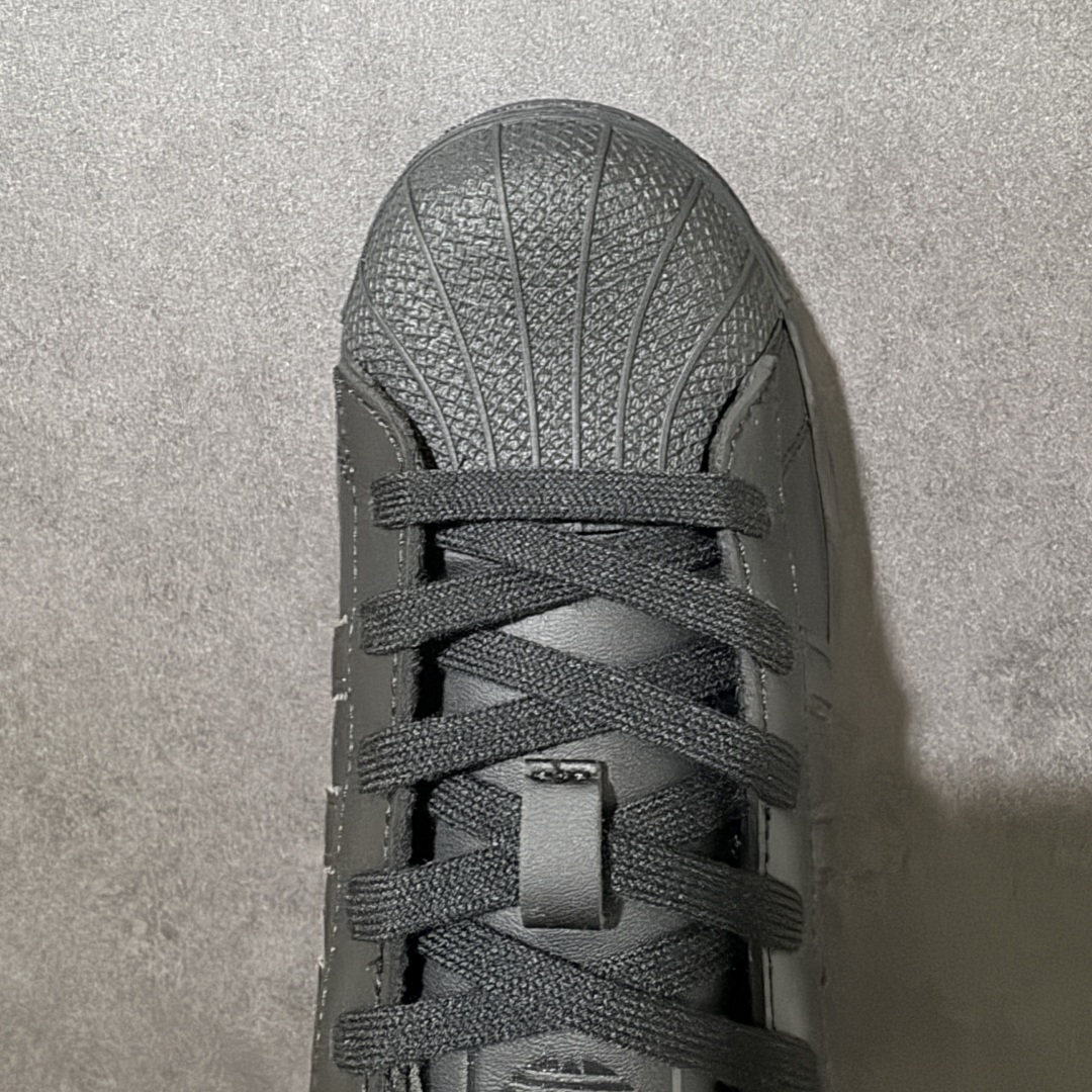 图片[5]-【H11顶级头层版】adidas originals Superstar 2 贝壳头 简约经典 舒适时尚 复古板鞋 男女同款 黑白 货号：EG4957 全新升级版 皮料改进至头层原厂皮 原盒 原底原料 开模打造 原厂织唛鞋标 高精密准度 原楦原纸板开发 匹配原版98%以上 后跟垫棉独家呈现 反口里弧度正确 原厂鞋垫 背胶 后跟电绣针数 与正品一致 原厂皮料 原厂车缝线 质感无敌 皮料切割干净 无任何毛边 清洁度细节完美 进口港宝加持 后跟自然饱满 还原公司包裹性 鞋面采用原装数据贴合技术 全方位贴合包裹脚型 鞋跟部鞋底牵引设计 提供强大的抓地性能 更适应不同实战场地路面 尺码：35.5 36 36.5 37.5 38 38.5 39 40 40.5 41 42 42.5 43 44 45-选品中心