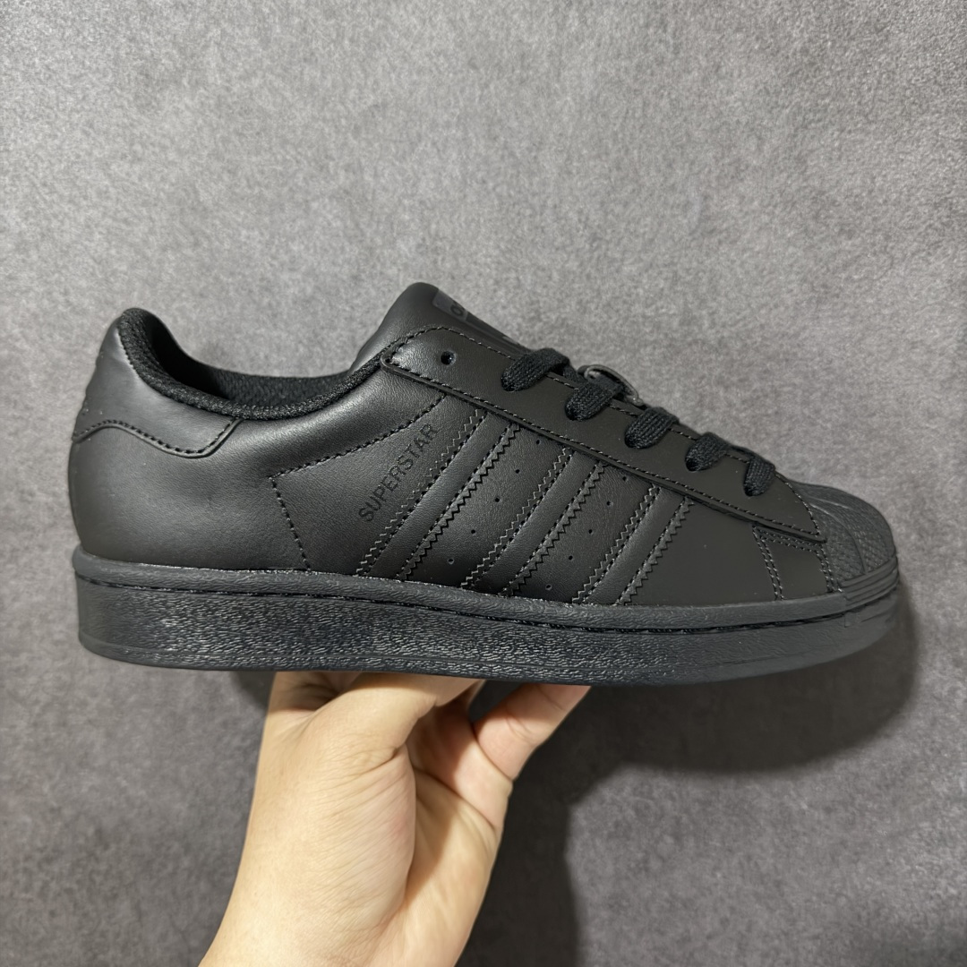 【H11顶级头层版】adidas originals Superstar 2 贝壳头 简约经典 舒适时尚 复古板鞋 男女同款 黑白 货号：EG4957 全新升级版 皮料改进至头层原厂皮 原盒 原底原料 开模打造 原厂织唛鞋标 高精密准度 原楦原纸板开发 匹配原版98%以上 后跟垫棉独家呈现 反口里弧度正确 原厂鞋垫 背胶 后跟电绣针数 与正品一致 原厂皮料 原厂车缝线 质感无敌 皮料切割干净 无任何毛边 清洁度细节完美 进口港宝加持 后跟自然饱满 还原公司包裹性 鞋面采用原装数据贴合技术 全方位贴合包裹脚型 鞋跟部鞋底牵引设计 提供强大的抓地性能 更适应不同实战场地路面 尺码：35.5 36 36.5 37.5 38 38.5 39 40 40.5 41 42 42.5 43 44 45-选品中心