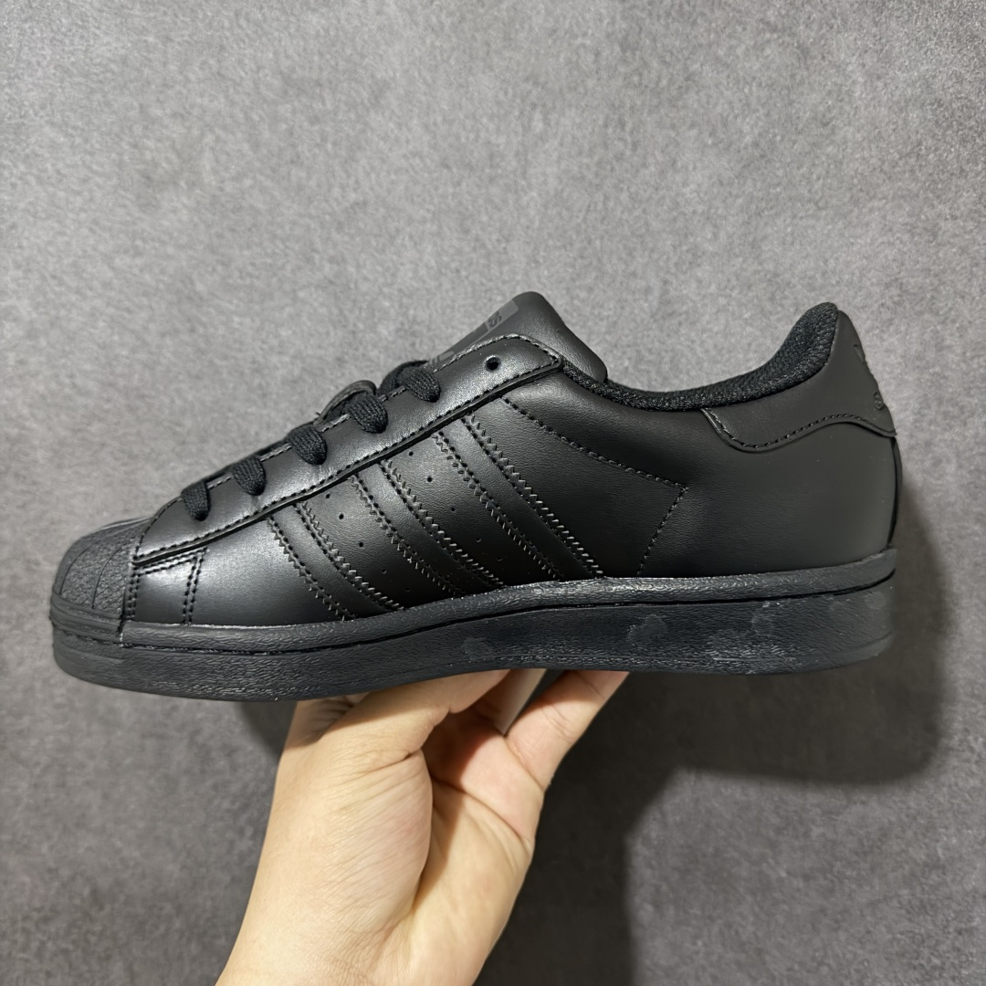 图片[2]-【H11顶级头层版】adidas originals Superstar 2 贝壳头 简约经典 舒适时尚 复古板鞋 男女同款 黑白 货号：EG4957 全新升级版 皮料改进至头层原厂皮 原盒 原底原料 开模打造 原厂织唛鞋标 高精密准度 原楦原纸板开发 匹配原版98%以上 后跟垫棉独家呈现 反口里弧度正确 原厂鞋垫 背胶 后跟电绣针数 与正品一致 原厂皮料 原厂车缝线 质感无敌 皮料切割干净 无任何毛边 清洁度细节完美 进口港宝加持 后跟自然饱满 还原公司包裹性 鞋面采用原装数据贴合技术 全方位贴合包裹脚型 鞋跟部鞋底牵引设计 提供强大的抓地性能 更适应不同实战场地路面 尺码：35.5 36 36.5 37.5 38 38.5 39 40 40.5 41 42 42.5 43 44 45-选品中心
