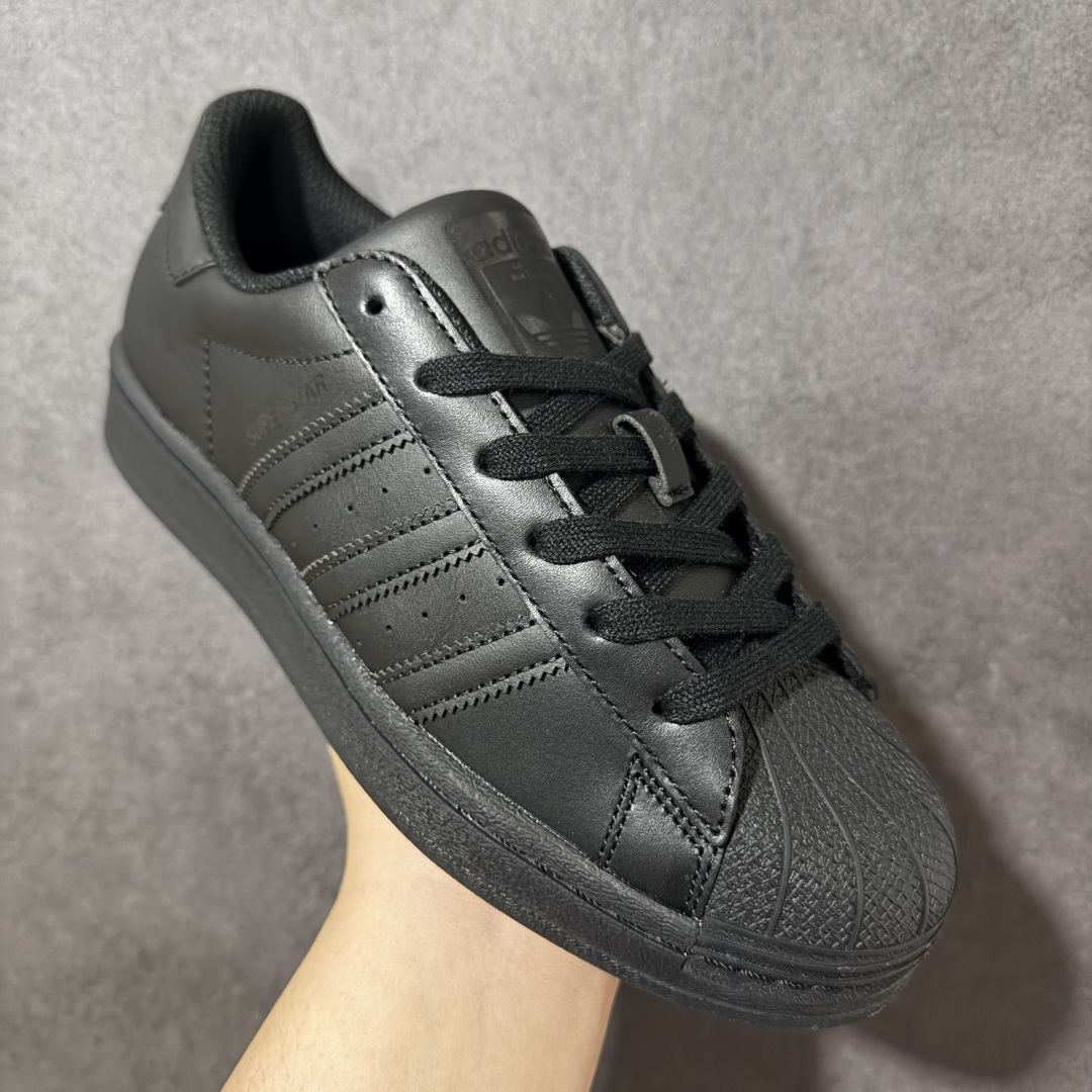 图片[3]-【H11顶级头层版】adidas originals Superstar 2 贝壳头 简约经典 舒适时尚 复古板鞋 男女同款 黑白 货号：EG4957 全新升级版 皮料改进至头层原厂皮 原盒 原底原料 开模打造 原厂织唛鞋标 高精密准度 原楦原纸板开发 匹配原版98%以上 后跟垫棉独家呈现 反口里弧度正确 原厂鞋垫 背胶 后跟电绣针数 与正品一致 原厂皮料 原厂车缝线 质感无敌 皮料切割干净 无任何毛边 清洁度细节完美 进口港宝加持 后跟自然饱满 还原公司包裹性 鞋面采用原装数据贴合技术 全方位贴合包裹脚型 鞋跟部鞋底牵引设计 提供强大的抓地性能 更适应不同实战场地路面 尺码：35.5 36 36.5 37.5 38 38.5 39 40 40.5 41 42 42.5 43 44 45-选品中心