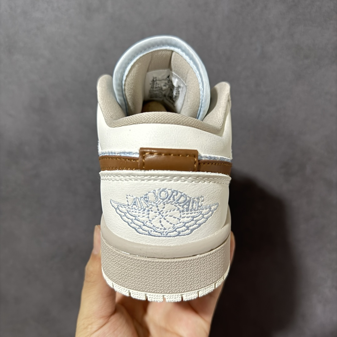 图片[4]-【公司级】Air Jordan 1 Low 低帮 白蓝条纹西装 AJ1 乔丹1代 aj1 乔1 低邦 白蓝元素 乔丹篮球鞋系列 鞋头与中足位置饰有粉蓝色细条纹织物材质，搭配奶白色皮革覆面勾勒鞋身，柔和弱化了色彩饱和度；Swoosh Logo标识与鞋带则采用棕色点缀，增添视觉对比。鞋舌上Jumpzman Logo采用白色刺绣呈现，后跟Wings Logo辅以蓝色装扮，鞋带孔附近还缀有串珠装饰，并搭配了小熊软糖造型吊坠，细节十分可爱。最后以褐色中底搭配米白色橡胶外底完善整体设计收尾。 货号：IR7553-422 尺码：36 36.5 37.5 38 38.5 39 40 40.5 41 42 42.5 43 44 44.5 45 46-选品中心