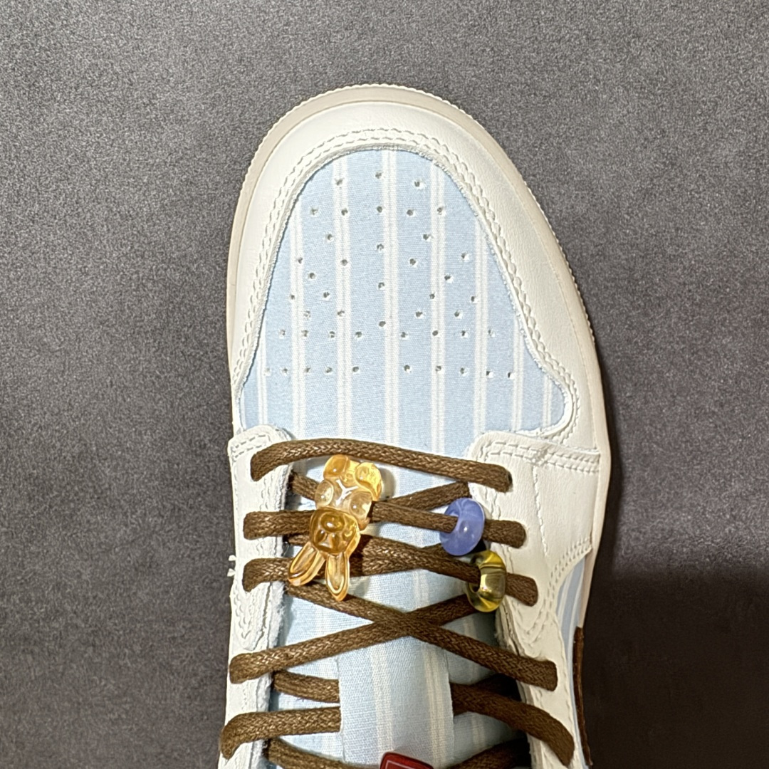 图片[5]-【公司级】Air Jordan 1 Low 低帮 白蓝条纹西装 AJ1 乔丹1代 aj1 乔1 低邦 白蓝元素 乔丹篮球鞋系列 鞋头与中足位置饰有粉蓝色细条纹织物材质，搭配奶白色皮革覆面勾勒鞋身，柔和弱化了色彩饱和度；Swoosh Logo标识与鞋带则采用棕色点缀，增添视觉对比。鞋舌上Jumpzman Logo采用白色刺绣呈现，后跟Wings Logo辅以蓝色装扮，鞋带孔附近还缀有串珠装饰，并搭配了小熊软糖造型吊坠，细节十分可爱。最后以褐色中底搭配米白色橡胶外底完善整体设计收尾。 货号：IR7553-422 尺码：36 36.5 37.5 38 38.5 39 40 40.5 41 42 42.5 43 44 44.5 45 46-选品中心