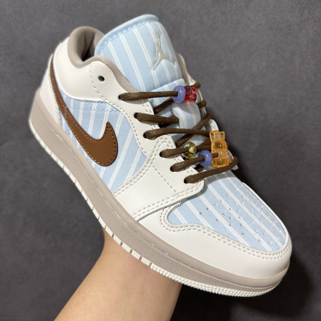 图片[3]-【公司级】Air Jordan 1 Low 低帮 白蓝条纹西装 AJ1 乔丹1代 aj1 乔1 低邦 白蓝元素 乔丹篮球鞋系列 鞋头与中足位置饰有粉蓝色细条纹织物材质，搭配奶白色皮革覆面勾勒鞋身，柔和弱化了色彩饱和度；Swoosh Logo标识与鞋带则采用棕色点缀，增添视觉对比。鞋舌上Jumpzman Logo采用白色刺绣呈现，后跟Wings Logo辅以蓝色装扮，鞋带孔附近还缀有串珠装饰，并搭配了小熊软糖造型吊坠，细节十分可爱。最后以褐色中底搭配米白色橡胶外底完善整体设计收尾。 货号：IR7553-422 尺码：36 36.5 37.5 38 38.5 39 40 40.5 41 42 42.5 43 44 44.5 45 46-选品中心