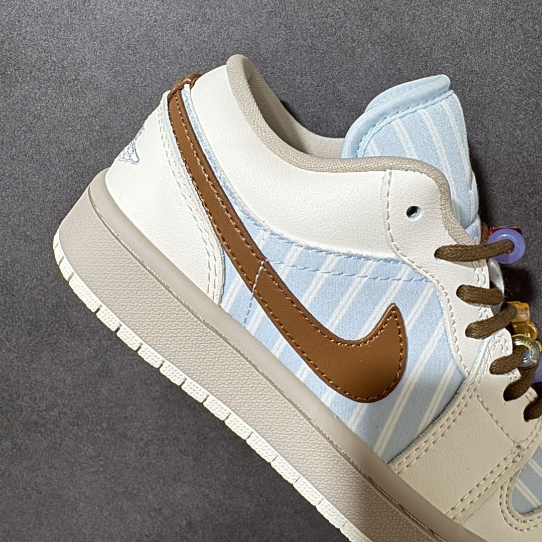 图片[7]-【公司级】Air Jordan 1 Low 低帮 白蓝条纹西装 AJ1 乔丹1代 aj1 乔1 低邦 白蓝元素 乔丹篮球鞋系列 鞋头与中足位置饰有粉蓝色细条纹织物材质，搭配奶白色皮革覆面勾勒鞋身，柔和弱化了色彩饱和度；Swoosh Logo标识与鞋带则采用棕色点缀，增添视觉对比。鞋舌上Jumpzman Logo采用白色刺绣呈现，后跟Wings Logo辅以蓝色装扮，鞋带孔附近还缀有串珠装饰，并搭配了小熊软糖造型吊坠，细节十分可爱。最后以褐色中底搭配米白色橡胶外底完善整体设计收尾。 货号：IR7553-422 尺码：36 36.5 37.5 38 38.5 39 40 40.5 41 42 42.5 43 44 44.5 45 46-选品中心