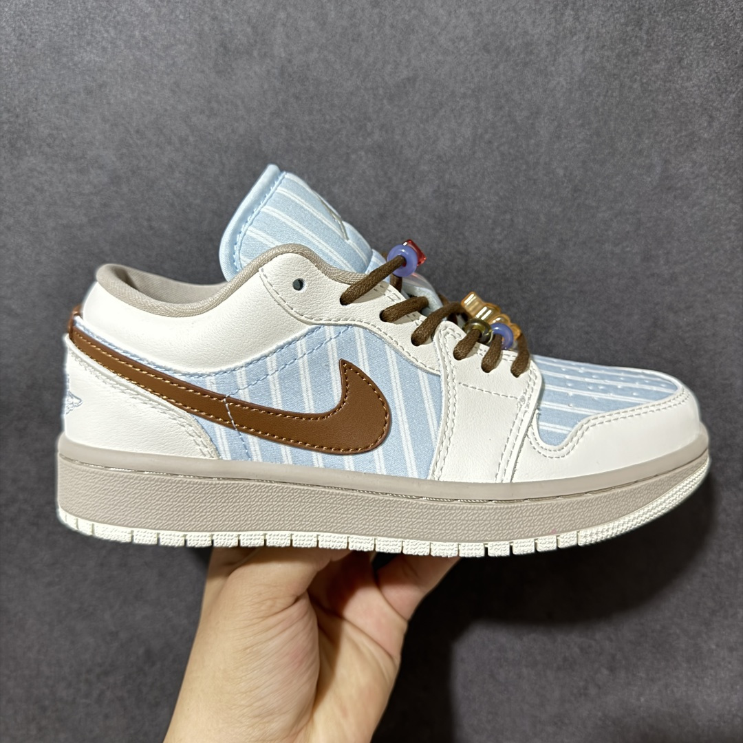 【公司级】Air Jordan 1 Low 低帮 白蓝条纹西装 AJ1 乔丹1代 aj1 乔1 低邦 白蓝元素 乔丹篮球鞋系列 鞋头与中足位置饰有粉蓝色细条纹织物材质，搭配奶白色皮革覆面勾勒鞋身，柔和弱化了色彩饱和度；Swoosh Logo标识与鞋带则采用棕色点缀，增添视觉对比。鞋舌上Jumpzman Logo采用白色刺绣呈现，后跟Wings Logo辅以蓝色装扮，鞋带孔附近还缀有串珠装饰，并搭配了小熊软糖造型吊坠，细节十分可爱。最后以褐色中底搭配米白色橡胶外底完善整体设计收尾。 货号：IR7553-422 尺码：36 36.5 37.5 38 38.5 39 40 40.5 41 42 42.5 43 44 44.5 45 46-选品中心
