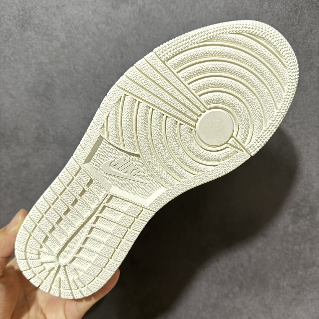 图片[9]-【公司级】Air Jordan 1 Low 低帮 白蓝条纹西装 AJ1 乔丹1代 aj1 乔1 低邦 白蓝元素 乔丹篮球鞋系列 鞋头与中足位置饰有粉蓝色细条纹织物材质，搭配奶白色皮革覆面勾勒鞋身，柔和弱化了色彩饱和度；Swoosh Logo标识与鞋带则采用棕色点缀，增添视觉对比。鞋舌上Jumpzman Logo采用白色刺绣呈现，后跟Wings Logo辅以蓝色装扮，鞋带孔附近还缀有串珠装饰，并搭配了小熊软糖造型吊坠，细节十分可爱。最后以褐色中底搭配米白色橡胶外底完善整体设计收尾。 货号：IR7553-422 尺码：36 36.5 37.5 38 38.5 39 40 40.5 41 42 42.5 43 44 44.5 45 46-选品中心