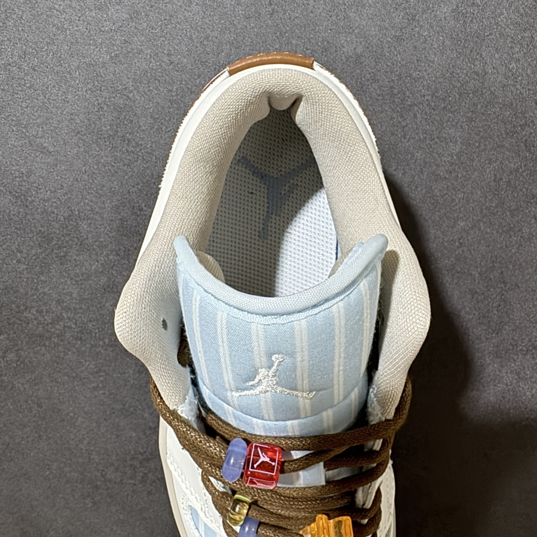 图片[6]-【公司级】Air Jordan 1 Low 低帮 白蓝条纹西装 AJ1 乔丹1代 aj1 乔1 低邦 白蓝元素 乔丹篮球鞋系列 鞋头与中足位置饰有粉蓝色细条纹织物材质，搭配奶白色皮革覆面勾勒鞋身，柔和弱化了色彩饱和度；Swoosh Logo标识与鞋带则采用棕色点缀，增添视觉对比。鞋舌上Jumpzman Logo采用白色刺绣呈现，后跟Wings Logo辅以蓝色装扮，鞋带孔附近还缀有串珠装饰，并搭配了小熊软糖造型吊坠，细节十分可爱。最后以褐色中底搭配米白色橡胶外底完善整体设计收尾。 货号：IR7553-422 尺码：36 36.5 37.5 38 38.5 39 40 40.5 41 42 42.5 43 44 44.5 45 46-选品中心