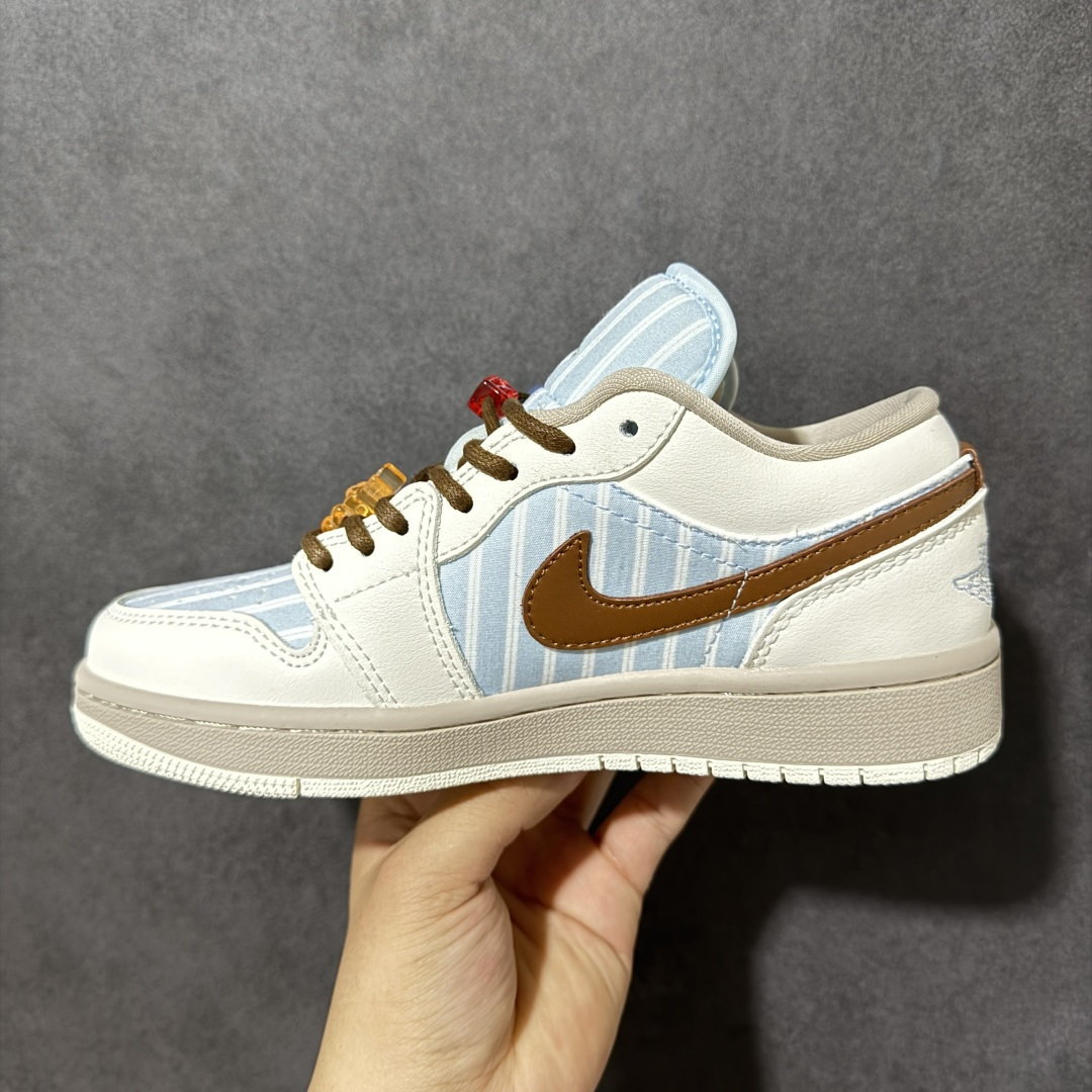 图片[2]-【公司级】Air Jordan 1 Low 低帮 白蓝条纹西装 AJ1 乔丹1代 aj1 乔1 低邦 白蓝元素 乔丹篮球鞋系列 鞋头与中足位置饰有粉蓝色细条纹织物材质，搭配奶白色皮革覆面勾勒鞋身，柔和弱化了色彩饱和度；Swoosh Logo标识与鞋带则采用棕色点缀，增添视觉对比。鞋舌上Jumpzman Logo采用白色刺绣呈现，后跟Wings Logo辅以蓝色装扮，鞋带孔附近还缀有串珠装饰，并搭配了小熊软糖造型吊坠，细节十分可爱。最后以褐色中底搭配米白色橡胶外底完善整体设计收尾。 货号：IR7553-422 尺码：36 36.5 37.5 38 38.5 39 40 40.5 41 42 42.5 43 44 44.5 45 46-选品中心