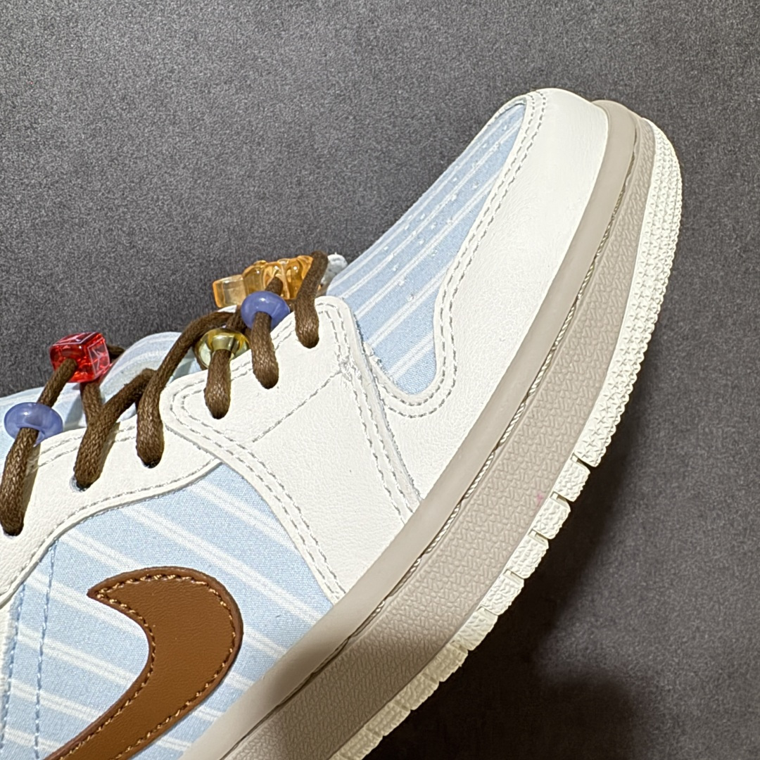 图片[8]-【公司级】Air Jordan 1 Low 低帮 白蓝条纹西装 AJ1 乔丹1代 aj1 乔1 低邦 白蓝元素 乔丹篮球鞋系列 鞋头与中足位置饰有粉蓝色细条纹织物材质，搭配奶白色皮革覆面勾勒鞋身，柔和弱化了色彩饱和度；Swoosh Logo标识与鞋带则采用棕色点缀，增添视觉对比。鞋舌上Jumpzman Logo采用白色刺绣呈现，后跟Wings Logo辅以蓝色装扮，鞋带孔附近还缀有串珠装饰，并搭配了小熊软糖造型吊坠，细节十分可爱。最后以褐色中底搭配米白色橡胶外底完善整体设计收尾。 货号：IR7553-422 尺码：36 36.5 37.5 38 38.5 39 40 40.5 41 42 42.5 43 44 44.5 45 46-选品中心