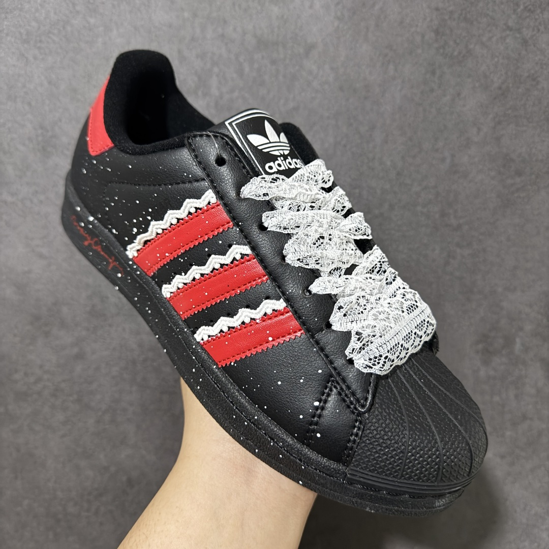 图片[3]-【公司级】Adidas Originals Superstar II JI0079 贝壳头休闲板鞋 阿迪达斯 ADIDAS SUPERSTAR 三叶草☘️经典贝壳头系列 新款休闲板鞋潮流男女士运动鞋 。鞋面柔软织物材质 标志性的贝壳鞋头，锯齿三条纹，简约的线条。就连版型和比例，都在向1982年的鞋款致敬。可谓“形神兼备”的复刻。无论在哪，无论去哪，你或许都需要这样一双既舒适又时尚的鞋。1970年问世于篮球场的adidas Superstar，集舒适与时尚于一身。这款经典鞋，缀低调图案，灵感源自公共交通地图。设计简约，旨在伴你出行。心动不如行动，系好鞋带，出发吧。 尺码：35-42 编码：AYB200210-选品中心