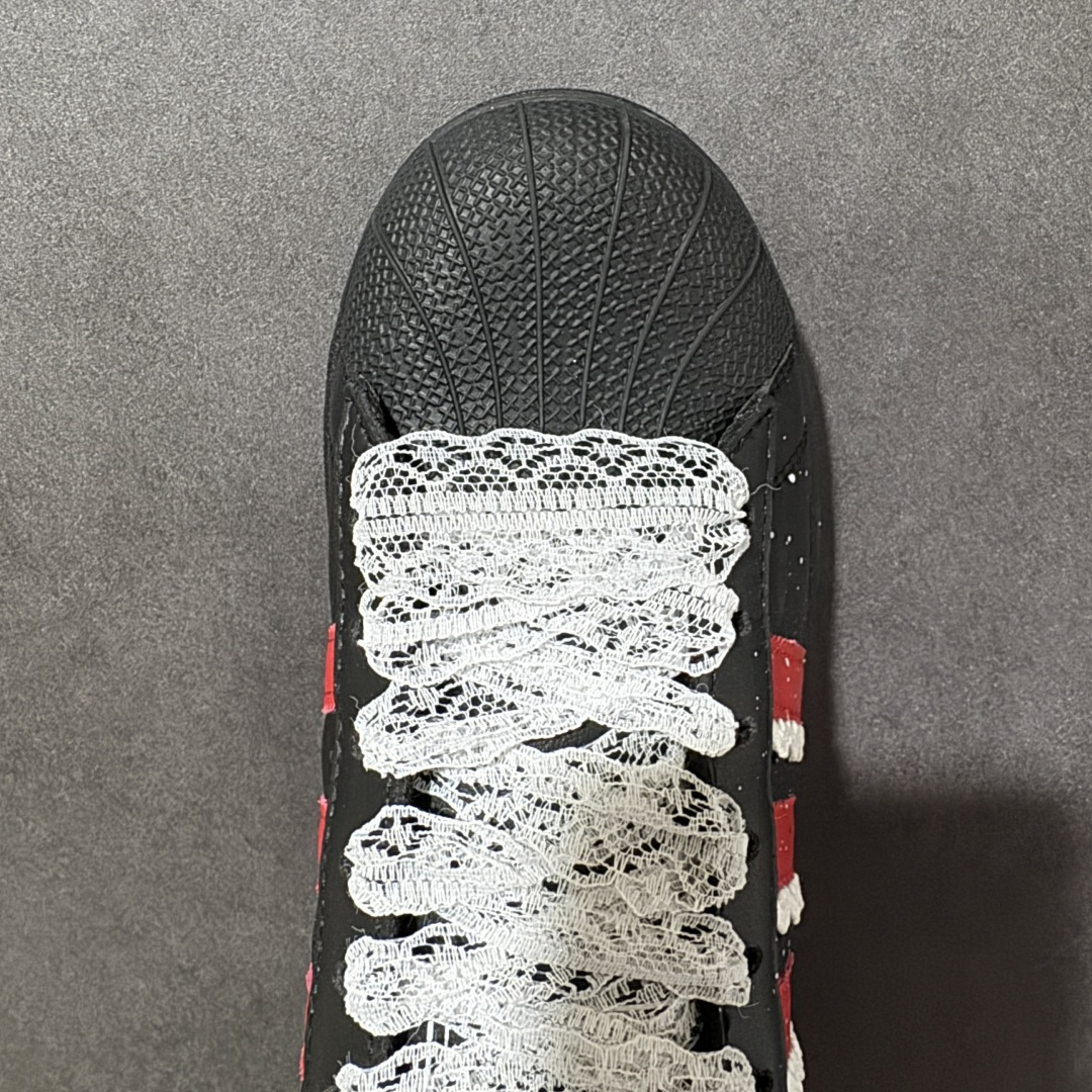 图片[5]-【公司级】Adidas Originals Superstar II JI0079 贝壳头休闲板鞋 阿迪达斯 ADIDAS SUPERSTAR 三叶草☘️经典贝壳头系列 新款休闲板鞋潮流男女士运动鞋 。鞋面柔软织物材质 标志性的贝壳鞋头，锯齿三条纹，简约的线条。就连版型和比例，都在向1982年的鞋款致敬。可谓“形神兼备”的复刻。无论在哪，无论去哪，你或许都需要这样一双既舒适又时尚的鞋。1970年问世于篮球场的adidas Superstar，集舒适与时尚于一身。这款经典鞋，缀低调图案，灵感源自公共交通地图。设计简约，旨在伴你出行。心动不如行动，系好鞋带，出发吧。 尺码：35-42 编码：AYB200210-选品中心