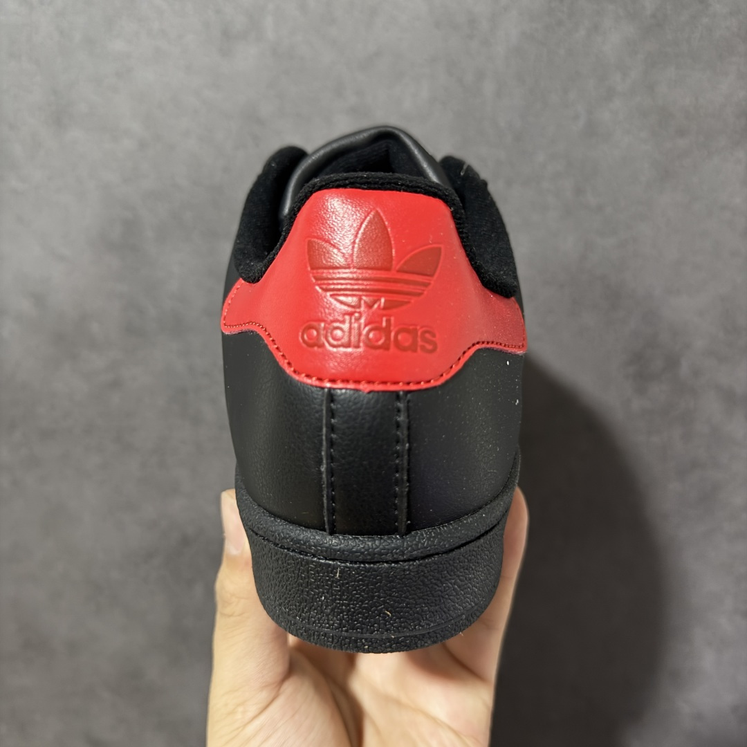 图片[4]-【公司级】Adidas Originals Superstar II JI0079 贝壳头休闲板鞋 阿迪达斯 ADIDAS SUPERSTAR 三叶草☘️经典贝壳头系列 新款休闲板鞋潮流男女士运动鞋 。鞋面柔软织物材质 标志性的贝壳鞋头，锯齿三条纹，简约的线条。就连版型和比例，都在向1982年的鞋款致敬。可谓“形神兼备”的复刻。无论在哪，无论去哪，你或许都需要这样一双既舒适又时尚的鞋。1970年问世于篮球场的adidas Superstar，集舒适与时尚于一身。这款经典鞋，缀低调图案，灵感源自公共交通地图。设计简约，旨在伴你出行。心动不如行动，系好鞋带，出发吧。 尺码：35-42 编码：AYB200210-选品中心