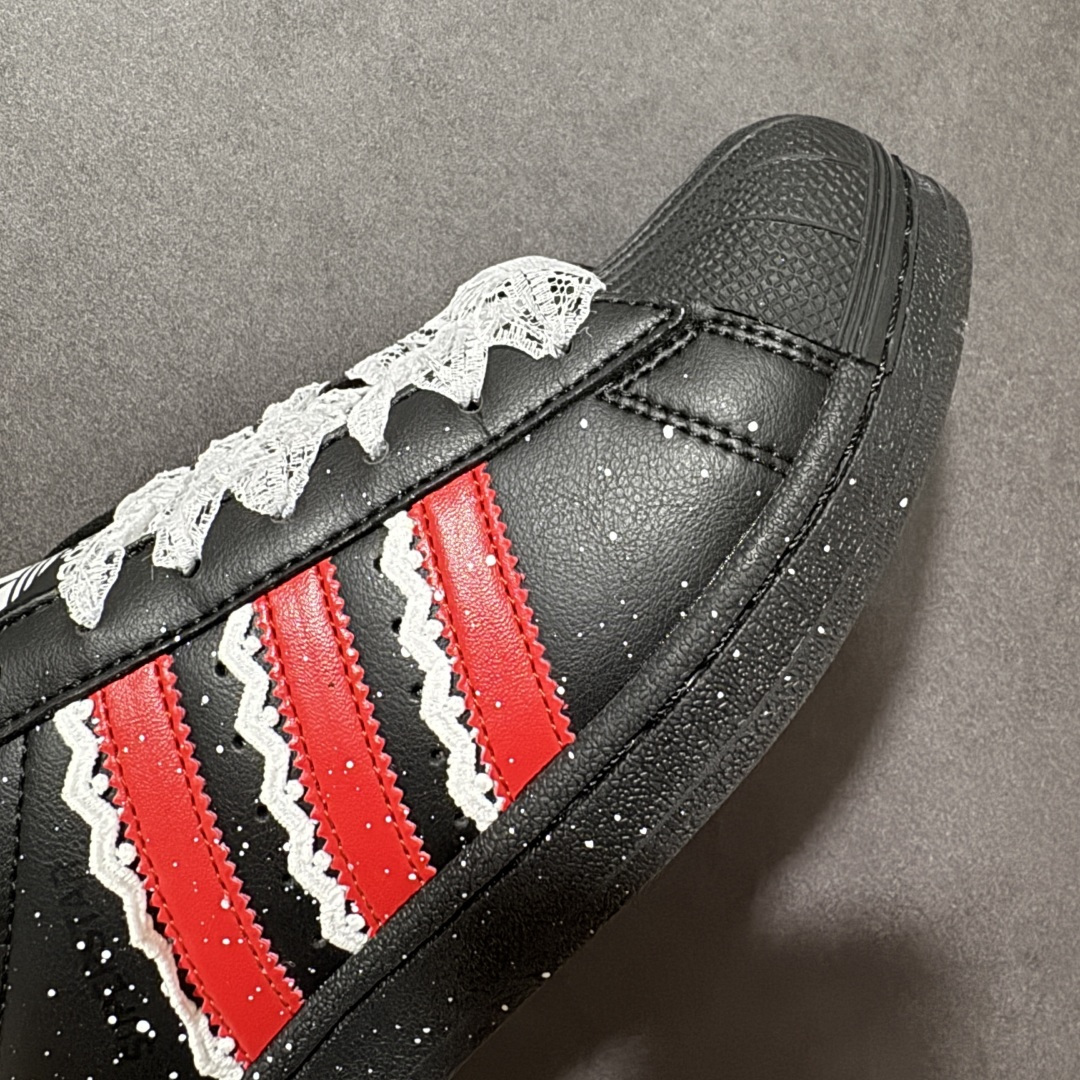 图片[8]-【公司级】Adidas Originals Superstar II JI0079 贝壳头休闲板鞋 阿迪达斯 ADIDAS SUPERSTAR 三叶草☘️经典贝壳头系列 新款休闲板鞋潮流男女士运动鞋 。鞋面柔软织物材质 标志性的贝壳鞋头，锯齿三条纹，简约的线条。就连版型和比例，都在向1982年的鞋款致敬。可谓“形神兼备”的复刻。无论在哪，无论去哪，你或许都需要这样一双既舒适又时尚的鞋。1970年问世于篮球场的adidas Superstar，集舒适与时尚于一身。这款经典鞋，缀低调图案，灵感源自公共交通地图。设计简约，旨在伴你出行。心动不如行动，系好鞋带，出发吧。 尺码：35-42 编码：AYB200210-选品中心