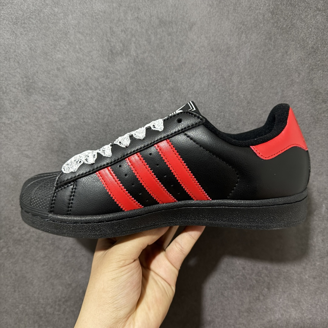 图片[2]-【公司级】Adidas Originals Superstar II JI0079 贝壳头休闲板鞋 阿迪达斯 ADIDAS SUPERSTAR 三叶草☘️经典贝壳头系列 新款休闲板鞋潮流男女士运动鞋 。鞋面柔软织物材质 标志性的贝壳鞋头，锯齿三条纹，简约的线条。就连版型和比例，都在向1982年的鞋款致敬。可谓“形神兼备”的复刻。无论在哪，无论去哪，你或许都需要这样一双既舒适又时尚的鞋。1970年问世于篮球场的adidas Superstar，集舒适与时尚于一身。这款经典鞋，缀低调图案，灵感源自公共交通地图。设计简约，旨在伴你出行。心动不如行动，系好鞋带，出发吧。 尺码：35-42 编码：AYB200210-选品中心