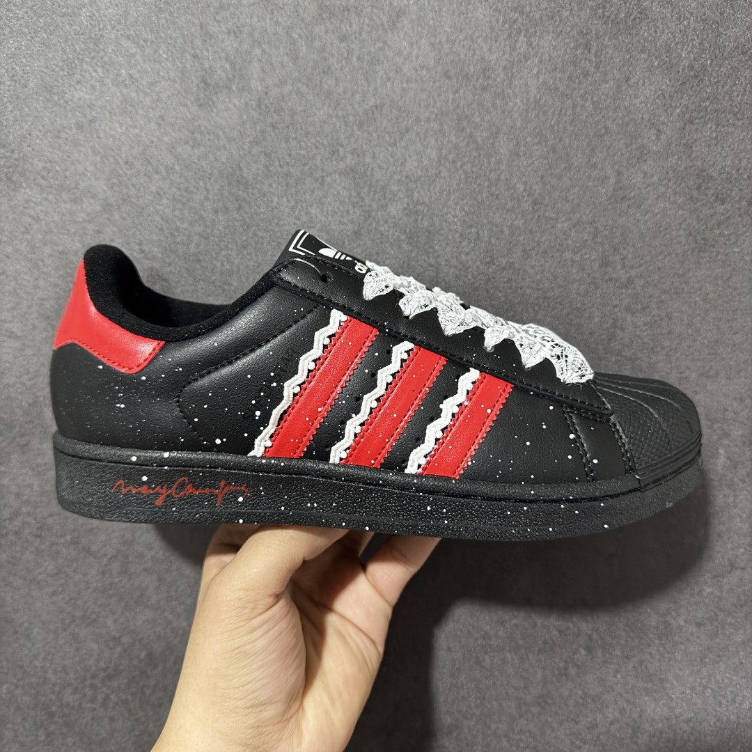 【公司级】Adidas Originals Superstar II JI0079 贝壳头休闲板鞋 阿迪达斯 ADIDAS SUPERSTAR 三叶草☘️经典贝壳头系列 新款休闲板鞋潮流男女士运动鞋 。鞋面柔软织物材质 标志性的贝壳鞋头，锯齿三条纹，简约的线条。就连版型和比例，都在向1982年的鞋款致敬。可谓“形神兼备”的复刻。无论在哪，无论去哪，你或许都需要这样一双既舒适又时尚的鞋。1970年问世于篮球场的adidas Superstar，集舒适与时尚于一身。这款经典鞋，缀低调图案，灵感源自公共交通地图。设计简约，旨在伴你出行。心动不如行动，系好鞋带，出发吧。 尺码：35-42 编码：AYB200210-选品中心
