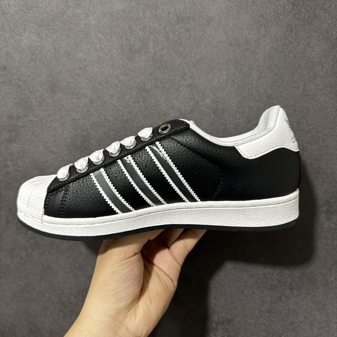 图片[2]-【公司级】Adidas Originals Superstar II JQ0314 贝壳头休闲板鞋 阿迪达斯 ADIDAS SUPERSTAR 三叶草☘️经典贝壳头系列 新款休闲板鞋潮流男女士运动鞋 。鞋面柔软织物材质 标志性的贝壳鞋头，锯齿三条纹，简约的线条。就连版型和比例，都在向1982年的鞋款致敬。可谓“形神兼备”的复刻。无论在哪，无论去哪，你或许都需要这样一双既舒适又时尚的鞋。1970年问世于篮球场的adidas Superstar，集舒适与时尚于一身。这款经典鞋，缀低调图案，灵感源自公共交通地图。设计简约，旨在伴你出行。心动不如行动，系好鞋带，出发吧。 尺码：35-42 编码：AYB200210-选品中心