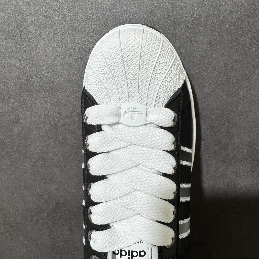 图片[5]-【公司级】Adidas Originals Superstar II JQ0314 贝壳头休闲板鞋 阿迪达斯 ADIDAS SUPERSTAR 三叶草☘️经典贝壳头系列 新款休闲板鞋潮流男女士运动鞋 。鞋面柔软织物材质 标志性的贝壳鞋头，锯齿三条纹，简约的线条。就连版型和比例，都在向1982年的鞋款致敬。可谓“形神兼备”的复刻。无论在哪，无论去哪，你或许都需要这样一双既舒适又时尚的鞋。1970年问世于篮球场的adidas Superstar，集舒适与时尚于一身。这款经典鞋，缀低调图案，灵感源自公共交通地图。设计简约，旨在伴你出行。心动不如行动，系好鞋带，出发吧。 尺码：35-42 编码：AYB200210-选品中心