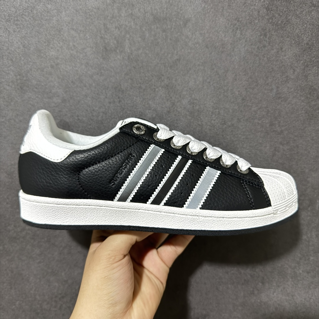 【公司级】Adidas Originals Superstar II JQ0314 贝壳头休闲板鞋 阿迪达斯 ADIDAS SUPERSTAR 三叶草☘️经典贝壳头系列 新款休闲板鞋潮流男女士运动鞋 。鞋面柔软织物材质 标志性的贝壳鞋头，锯齿三条纹，简约的线条。就连版型和比例，都在向1982年的鞋款致敬。可谓“形神兼备”的复刻。无论在哪，无论去哪，你或许都需要这样一双既舒适又时尚的鞋。1970年问世于篮球场的adidas Superstar，集舒适与时尚于一身。这款经典鞋，缀低调图案，灵感源自公共交通地图。设计简约，旨在伴你出行。心动不如行动，系好鞋带，出发吧。 尺码：35-42 编码：AYB200210-选品中心