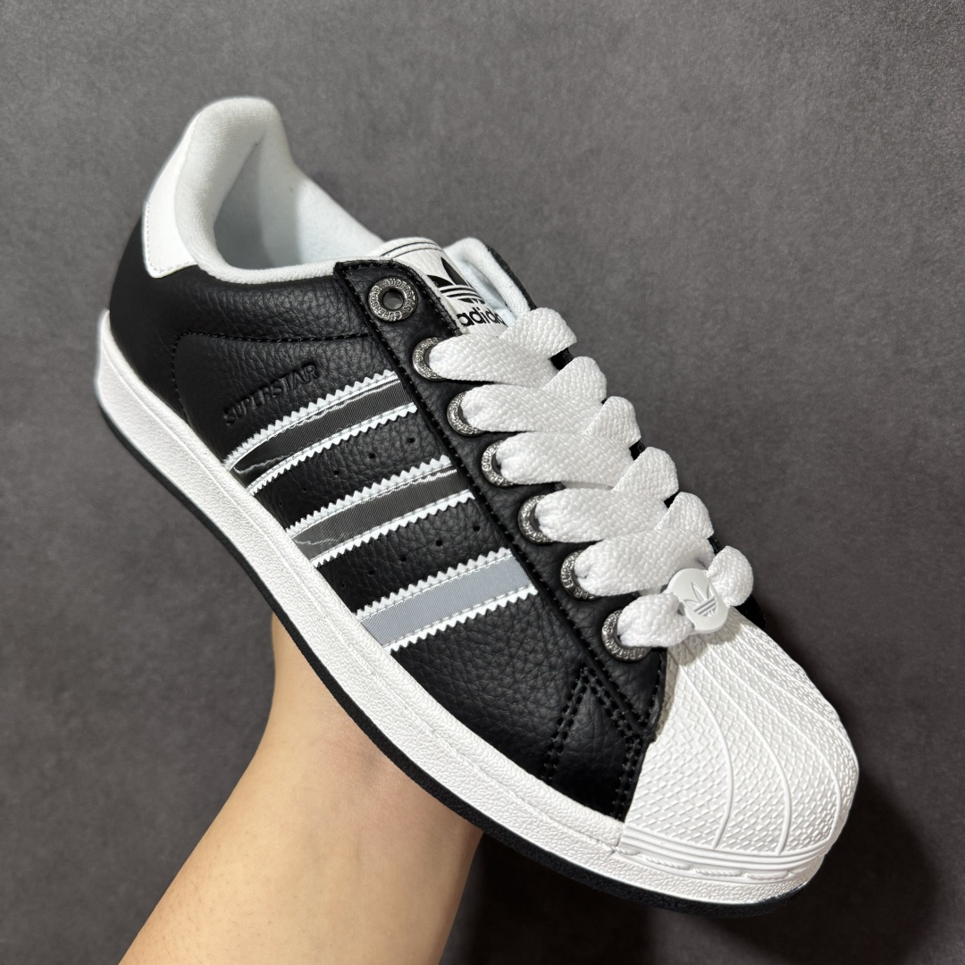 图片[3]-【公司级】Adidas Originals Superstar II JQ0314 贝壳头休闲板鞋 阿迪达斯 ADIDAS SUPERSTAR 三叶草☘️经典贝壳头系列 新款休闲板鞋潮流男女士运动鞋 。鞋面柔软织物材质 标志性的贝壳鞋头，锯齿三条纹，简约的线条。就连版型和比例，都在向1982年的鞋款致敬。可谓“形神兼备”的复刻。无论在哪，无论去哪，你或许都需要这样一双既舒适又时尚的鞋。1970年问世于篮球场的adidas Superstar，集舒适与时尚于一身。这款经典鞋，缀低调图案，灵感源自公共交通地图。设计简约，旨在伴你出行。心动不如行动，系好鞋带，出发吧。 尺码：35-42 编码：AYB200210-选品中心