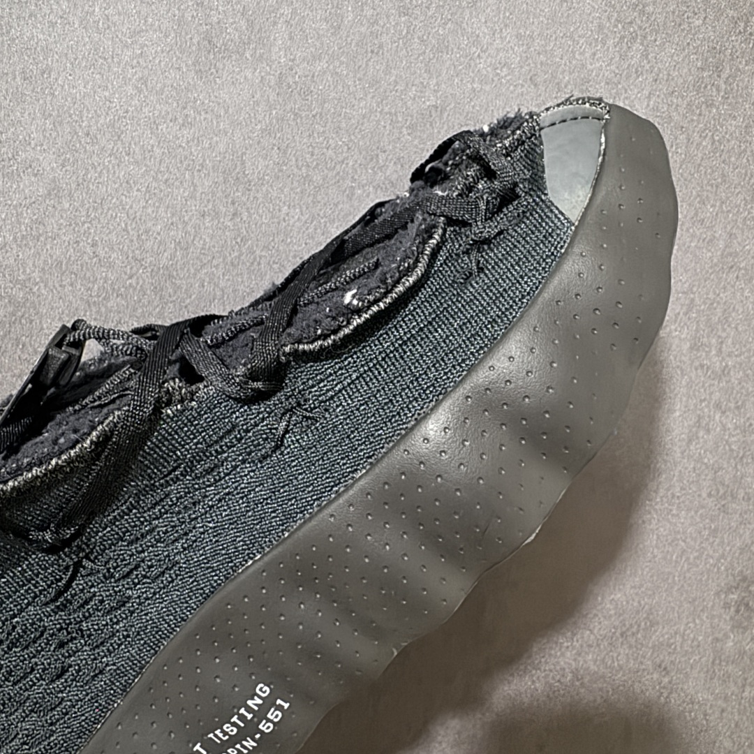 图片[8]-【公司级】Fragment Design x NK Mind 002 藤原浩联名 足底按摩舒适运动休闲训练鞋 黑蓝 IQ8504-002 全套原厂楦头原纸板数据档案 历时四个月倾力打造 原厂0937机台Flyknit飞织工艺 鞋面针织密度弹性完美同步原鞋 工艺同步公司 原厂压底模 加固按摩单元 防止颗粒松动 原装TUP鞋扣 亮黑后跟条 白色字体采用工业级丝网印刷（丝印）工艺 字体边缘锐利清晰 笔画粗细均匀 没有毛边或晕染 依旧延续Mind系列的标志性外观 采用黑色Flyknit鞋面 并用到拼接结构和外露缝线强调设计感 鞋底依旧配备22个皇家蓝独立泡棉按摩球 鞋底的FRAGMENT经典标语也同样保留其中 还在鞋舌加入了一块印有闪电章的特殊提环 来进一步表明联名身份 正常尺码 尺码：36 36.5 37.5 38 38.5 39 40 40.5 41 42 42.5 43 44 44.5 45-选品中心