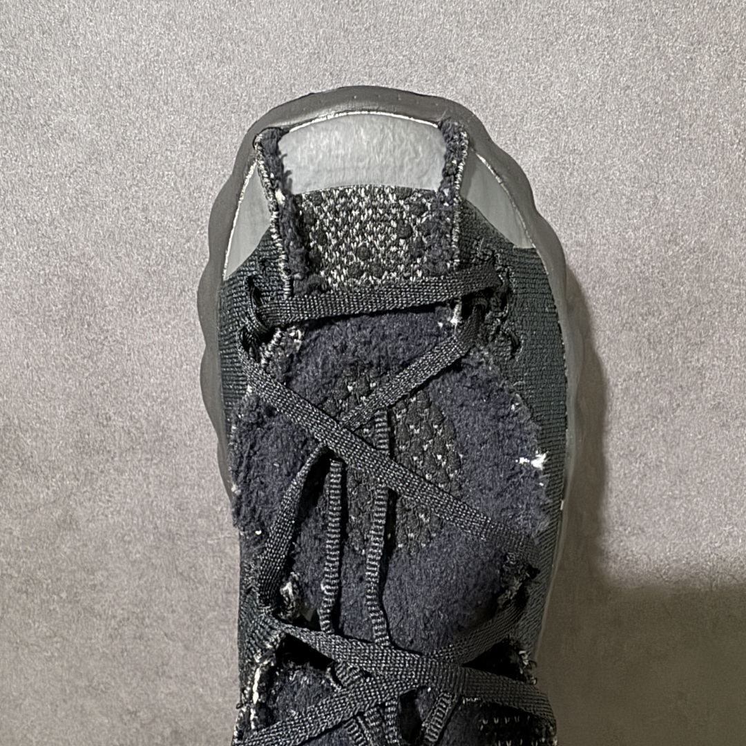 图片[5]-【公司级】Fragment Design x NK Mind 002 藤原浩联名 足底按摩舒适运动休闲训练鞋 黑蓝 IQ8504-002 全套原厂楦头原纸板数据档案 历时四个月倾力打造 原厂0937机台Flyknit飞织工艺 鞋面针织密度弹性完美同步原鞋 工艺同步公司 原厂压底模 加固按摩单元 防止颗粒松动 原装TUP鞋扣 亮黑后跟条 白色字体采用工业级丝网印刷（丝印）工艺 字体边缘锐利清晰 笔画粗细均匀 没有毛边或晕染 依旧延续Mind系列的标志性外观 采用黑色Flyknit鞋面 并用到拼接结构和外露缝线强调设计感 鞋底依旧配备22个皇家蓝独立泡棉按摩球 鞋底的FRAGMENT经典标语也同样保留其中 还在鞋舌加入了一块印有闪电章的特殊提环 来进一步表明联名身份 正常尺码 尺码：36 36.5 37.5 38 38.5 39 40 40.5 41 42 42.5 43 44 44.5 45-选品中心
