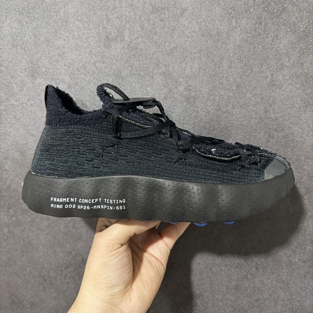 【公司级】Fragment Design x NK Mind 002 藤原浩联名 足底按摩舒适运动休闲训练鞋 黑蓝 IQ8504-002 全套原厂楦头原纸板数据档案 历时四个月倾力打造 原厂0937机台Flyknit飞织工艺 鞋面针织密度弹性完美同步原鞋 工艺同步公司 原厂压底模 加固按摩单元 防止颗粒松动 原装TUP鞋扣 亮黑后跟条 白色字体采用工业级丝网印刷（丝印）工艺 字体边缘锐利清晰 笔画粗细均匀 没有毛边或晕染 依旧延续Mind系列的标志性外观 采用黑色Flyknit鞋面 并用到拼接结构和外露缝线强调设计感 鞋底依旧配备22个皇家蓝独立泡棉按摩球 鞋底的FRAGMENT经典标语也同样保留其中 还在鞋舌加入了一块印有闪电章的特殊提环 来进一步表明联名身份 正常尺码 尺码：36 36.5 37.5 38 38.5 39 40 40.5 41 42 42.5 43 44 44.5 45-选品中心