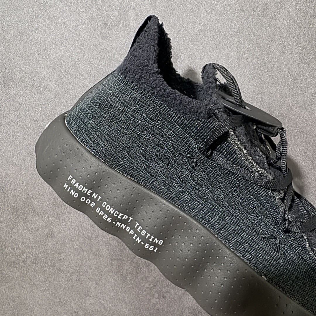 图片[7]-【公司级】Fragment Design x NK Mind 002 藤原浩联名 足底按摩舒适运动休闲训练鞋 黑蓝 IQ8504-002 全套原厂楦头原纸板数据档案 历时四个月倾力打造 原厂0937机台Flyknit飞织工艺 鞋面针织密度弹性完美同步原鞋 工艺同步公司 原厂压底模 加固按摩单元 防止颗粒松动 原装TUP鞋扣 亮黑后跟条 白色字体采用工业级丝网印刷（丝印）工艺 字体边缘锐利清晰 笔画粗细均匀 没有毛边或晕染 依旧延续Mind系列的标志性外观 采用黑色Flyknit鞋面 并用到拼接结构和外露缝线强调设计感 鞋底依旧配备22个皇家蓝独立泡棉按摩球 鞋底的FRAGMENT经典标语也同样保留其中 还在鞋舌加入了一块印有闪电章的特殊提环 来进一步表明联名身份 正常尺码 尺码：36 36.5 37.5 38 38.5 39 40 40.5 41 42 42.5 43 44 44.5 45-选品中心