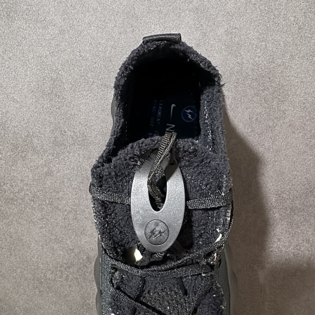 图片[6]-【公司级】Fragment Design x NK Mind 002 藤原浩联名 足底按摩舒适运动休闲训练鞋 黑蓝 IQ8504-002 全套原厂楦头原纸板数据档案 历时四个月倾力打造 原厂0937机台Flyknit飞织工艺 鞋面针织密度弹性完美同步原鞋 工艺同步公司 原厂压底模 加固按摩单元 防止颗粒松动 原装TUP鞋扣 亮黑后跟条 白色字体采用工业级丝网印刷（丝印）工艺 字体边缘锐利清晰 笔画粗细均匀 没有毛边或晕染 依旧延续Mind系列的标志性外观 采用黑色Flyknit鞋面 并用到拼接结构和外露缝线强调设计感 鞋底依旧配备22个皇家蓝独立泡棉按摩球 鞋底的FRAGMENT经典标语也同样保留其中 还在鞋舌加入了一块印有闪电章的特殊提环 来进一步表明联名身份 正常尺码 尺码：36 36.5 37.5 38 38.5 39 40 40.5 41 42 42.5 43 44 44.5 45-选品中心